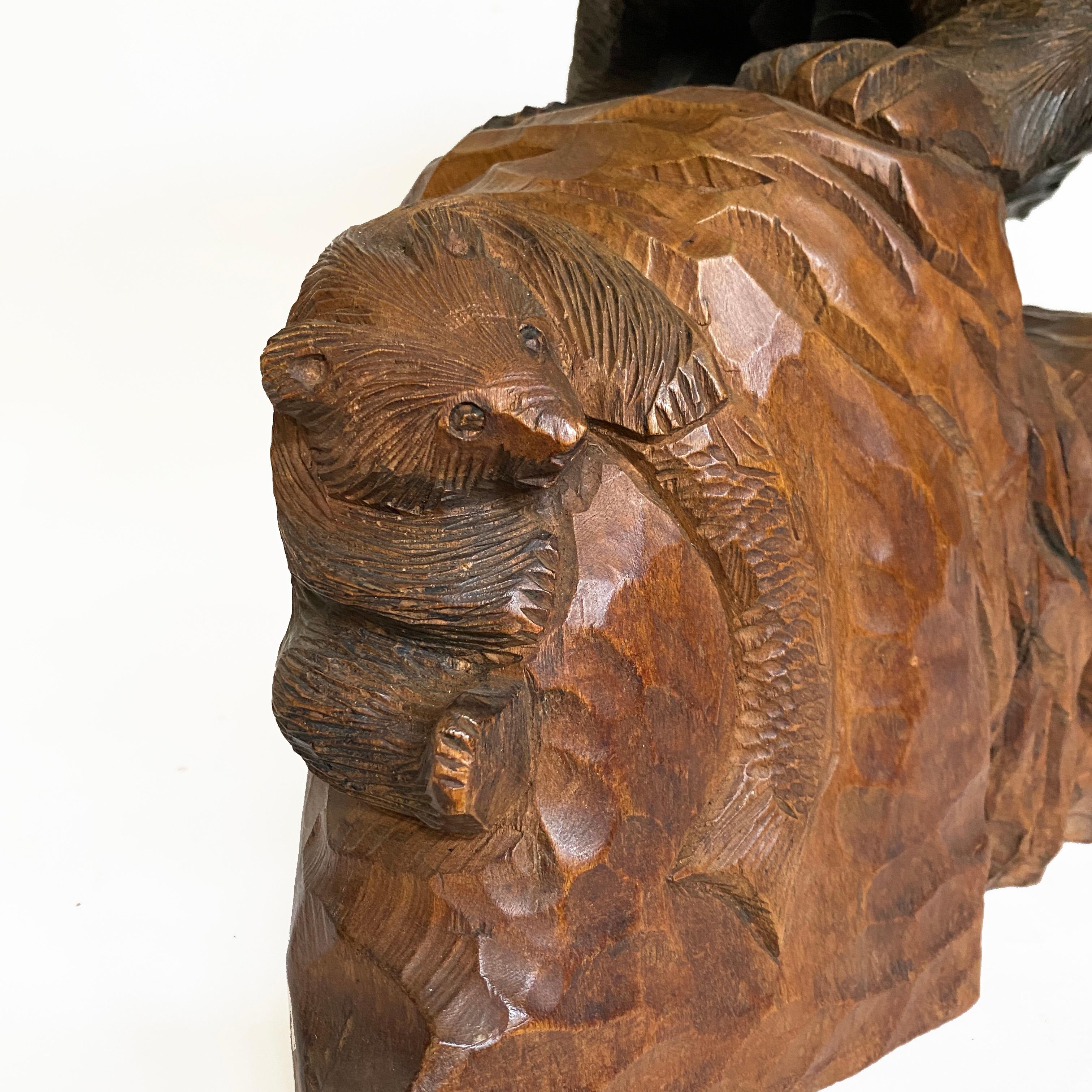 Sculpté à la main L'ours Ainu en bois sculpté avec bébé et poisson, Hokkaido, Japon, Keyaki, période Showa en vente