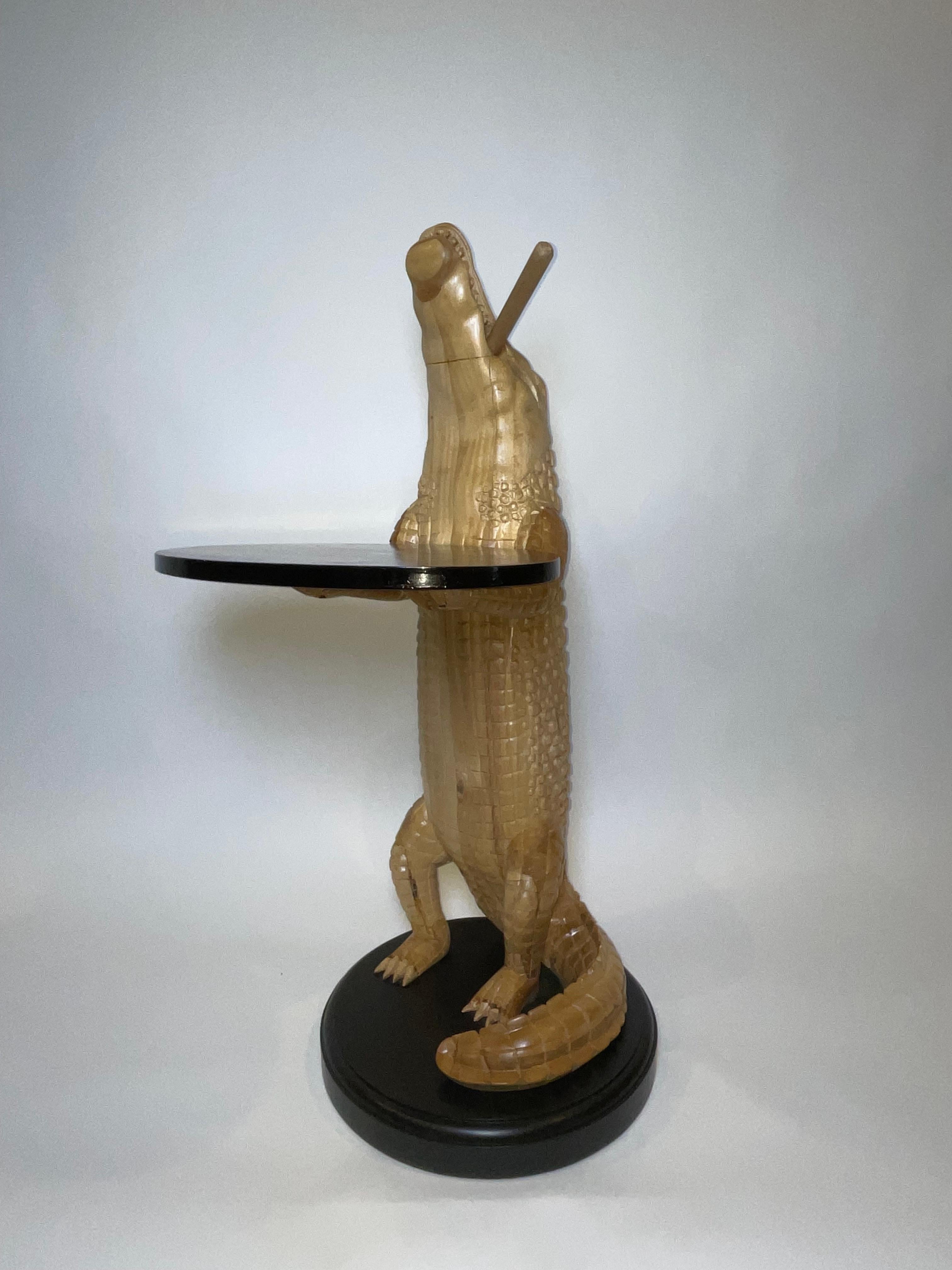 Alligatore in Wood intagliato con sigaro in vendita 7