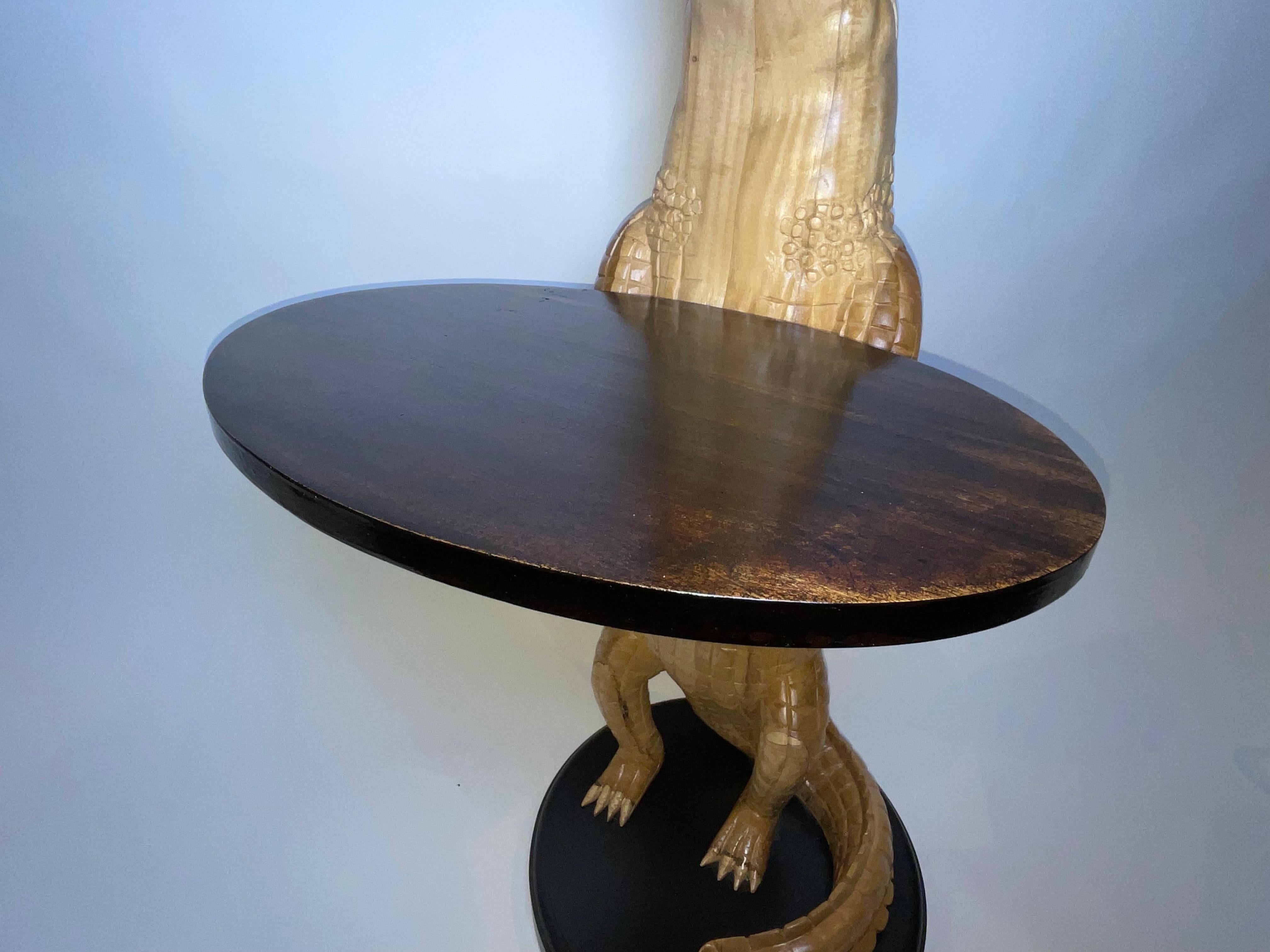Alligatore in Wood intagliato con sigaro in vendita 8