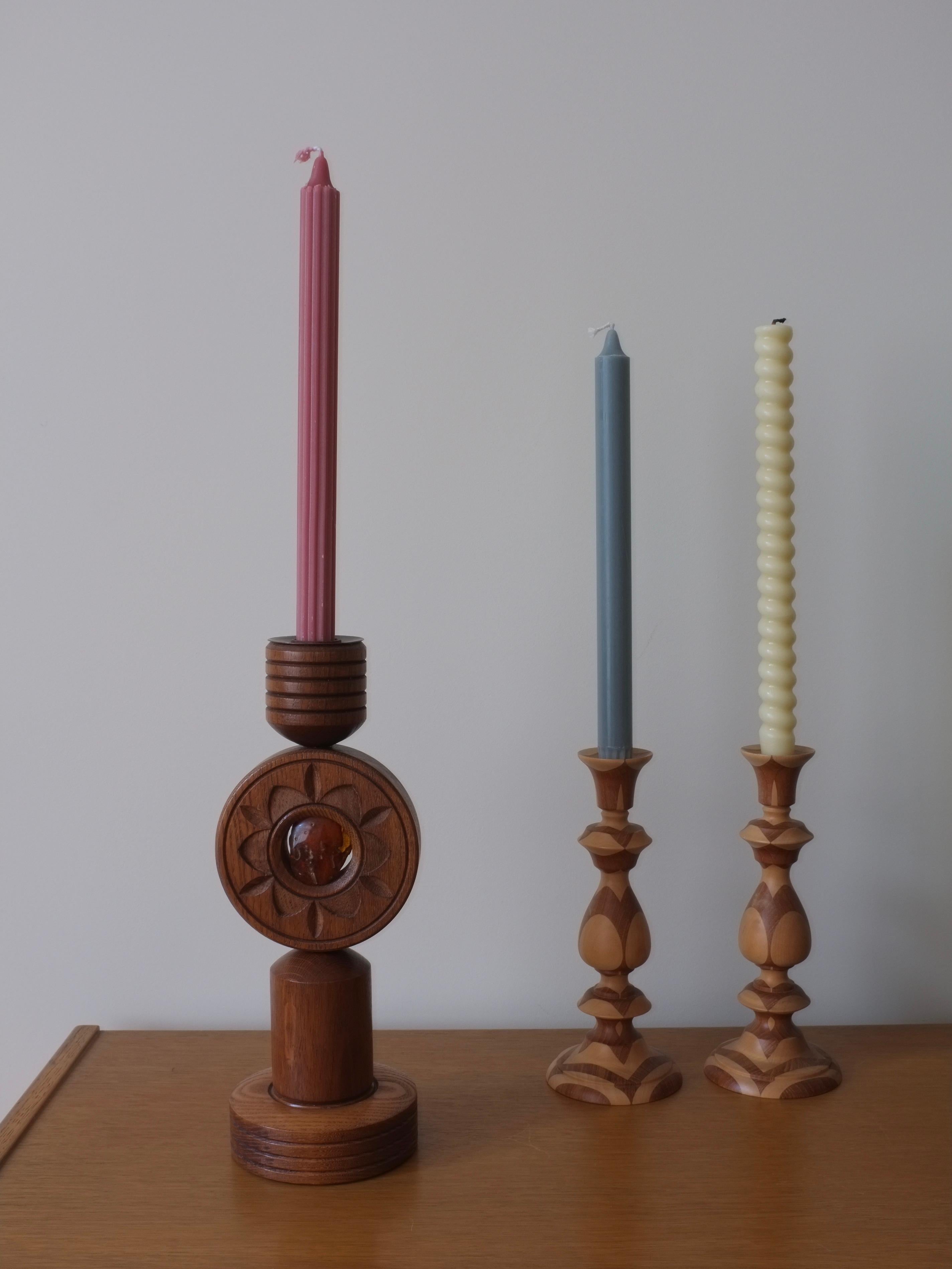 Geschnitzter Holz-Bernstein-Kerzenständer, Lettland 1970er Jahre im Angebot 2