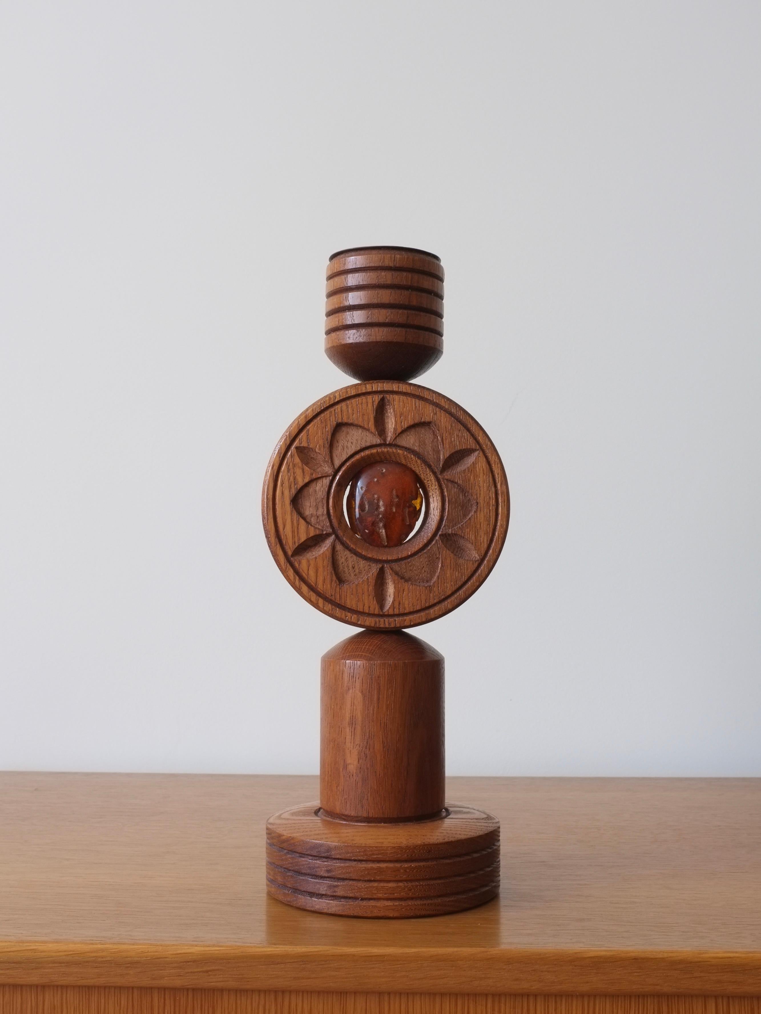 Vintage large brutalist carved oak wood candle holder with amber decoration (2 pieces).

Additional information:
Country of manufacture: Latvia
Design/Manufacture period: 1970s
Dimensions: 11.5 W x 10.5 D x 30 H cm
Condition: Good vintage condition