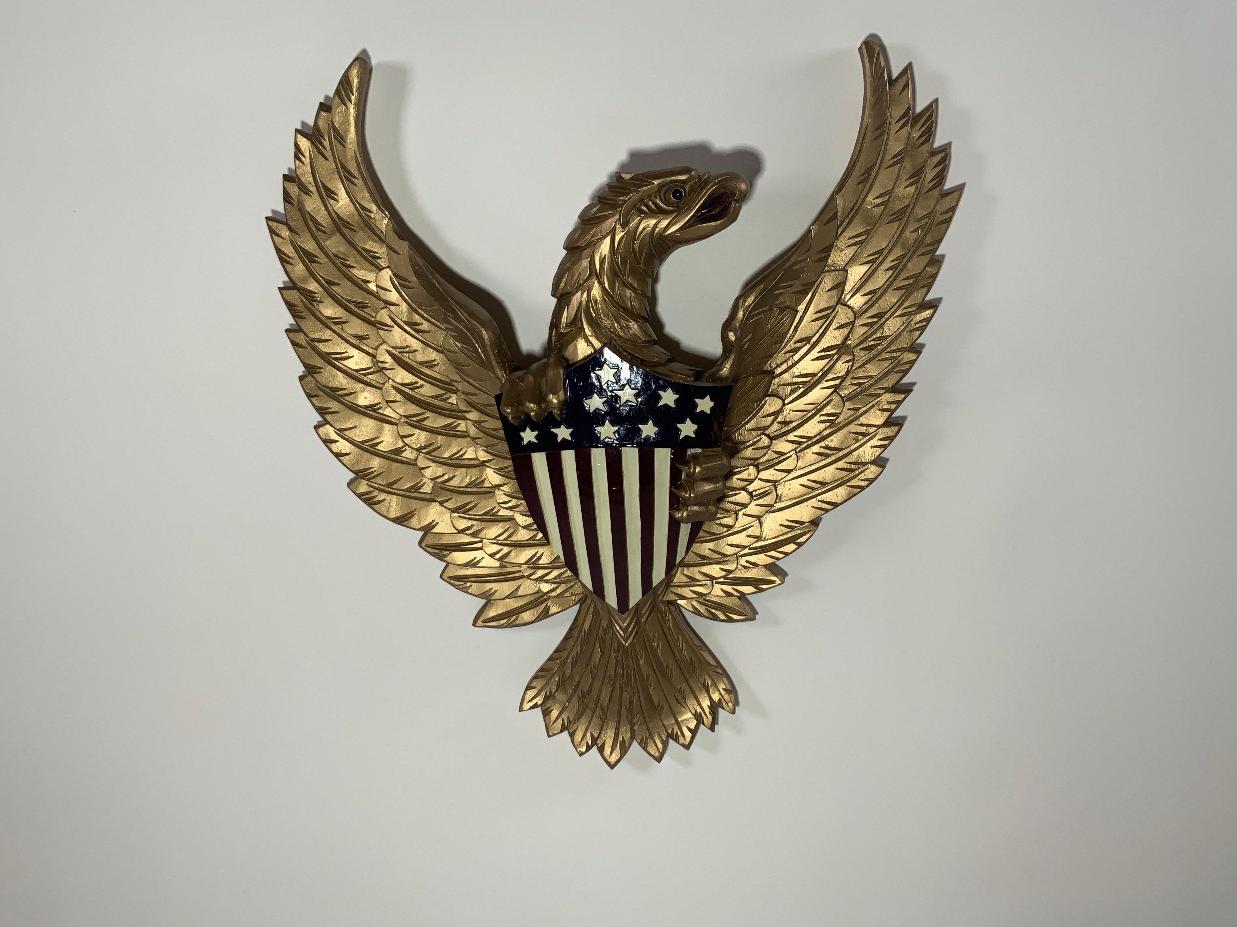 Geschnitztes Holz American Eagle mit Gold Finish im Angebot 1