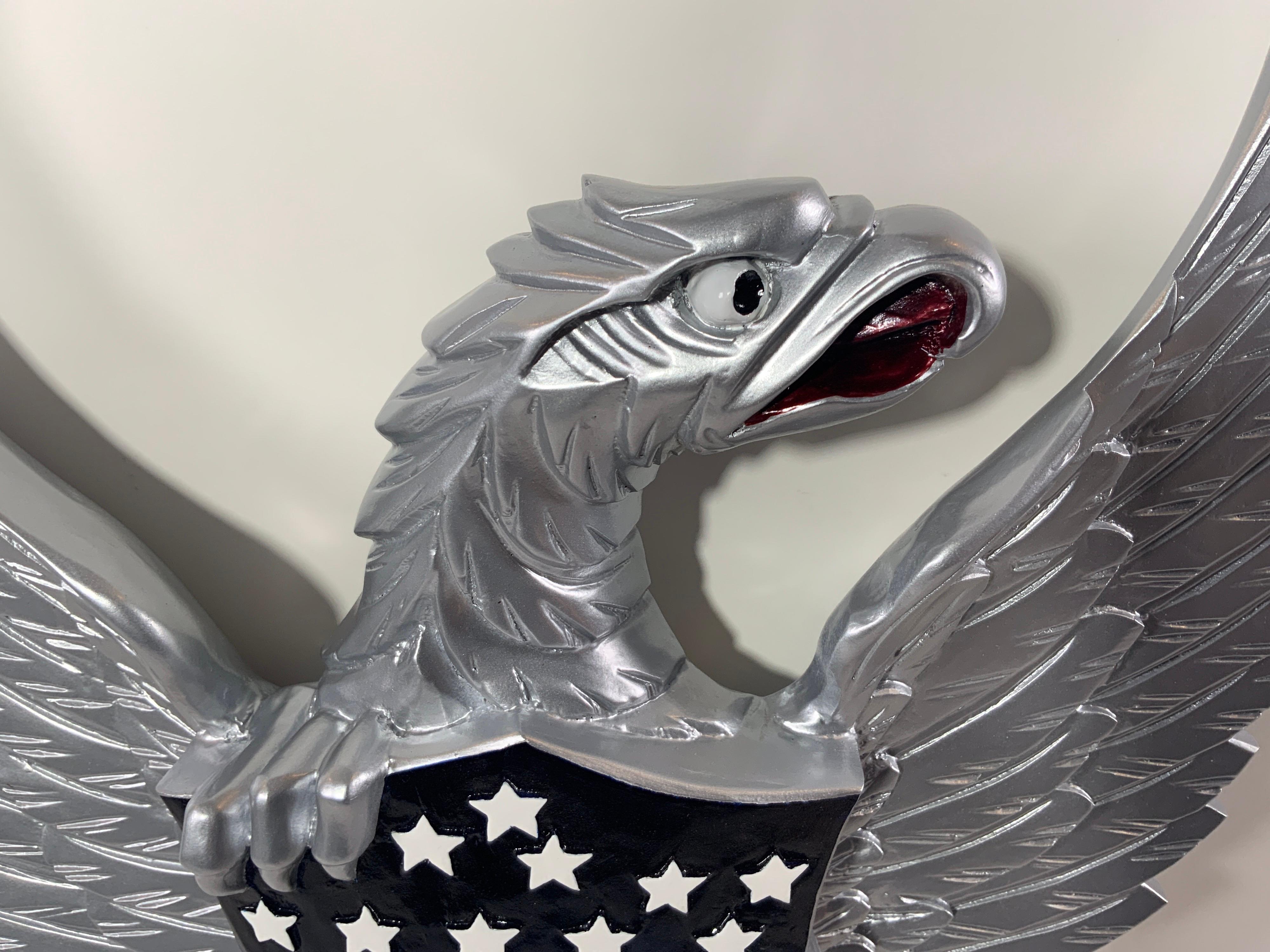 Geschnitzter amerikanischer Adler aus Holz mit silberner Oberfläche im Zustand „Hervorragend“ im Angebot in Norwell, MA