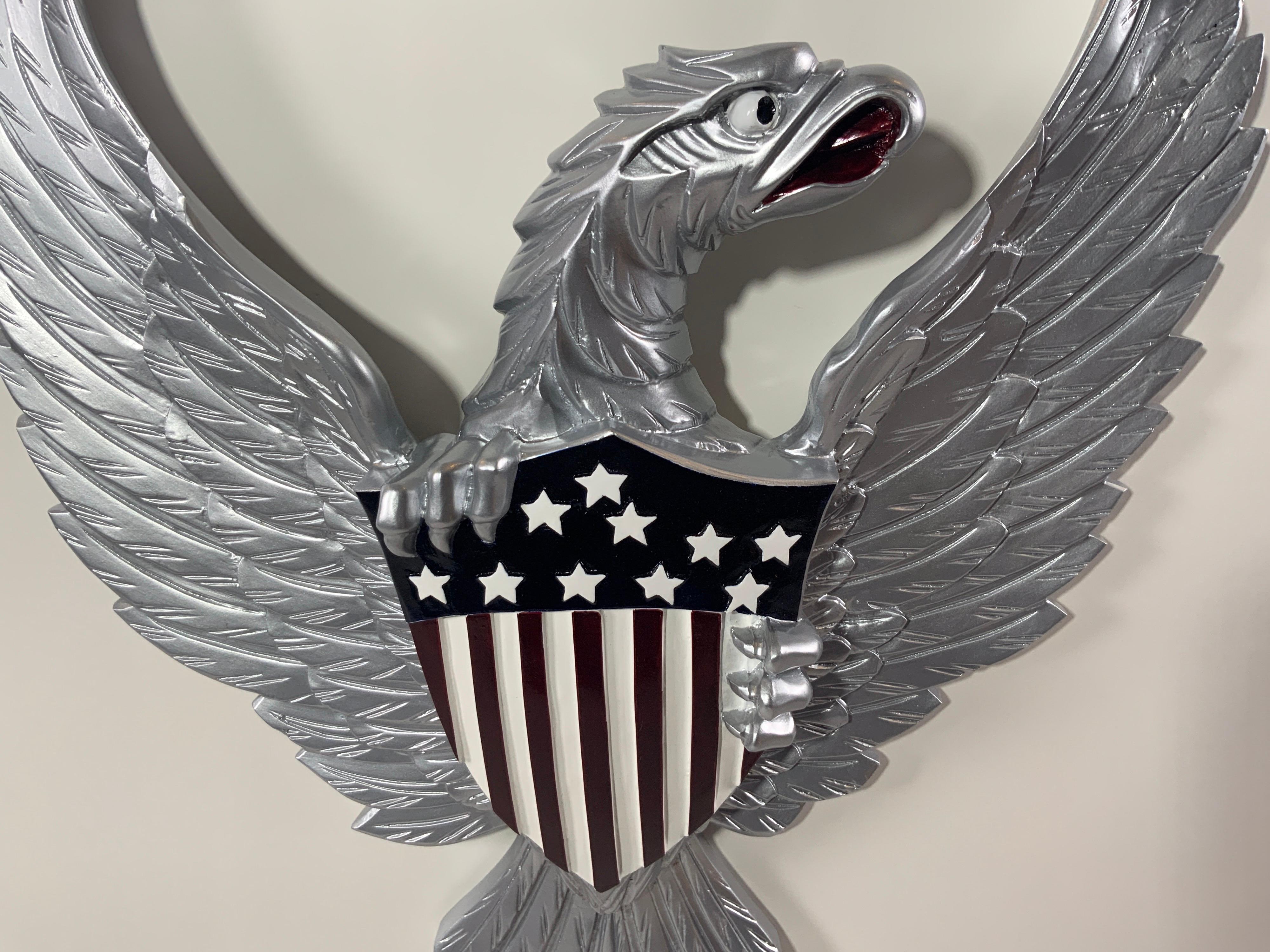 Geschnitzter amerikanischer Adler aus Holz mit silberner Oberfläche (21. Jahrhundert und zeitgenössisch) im Angebot