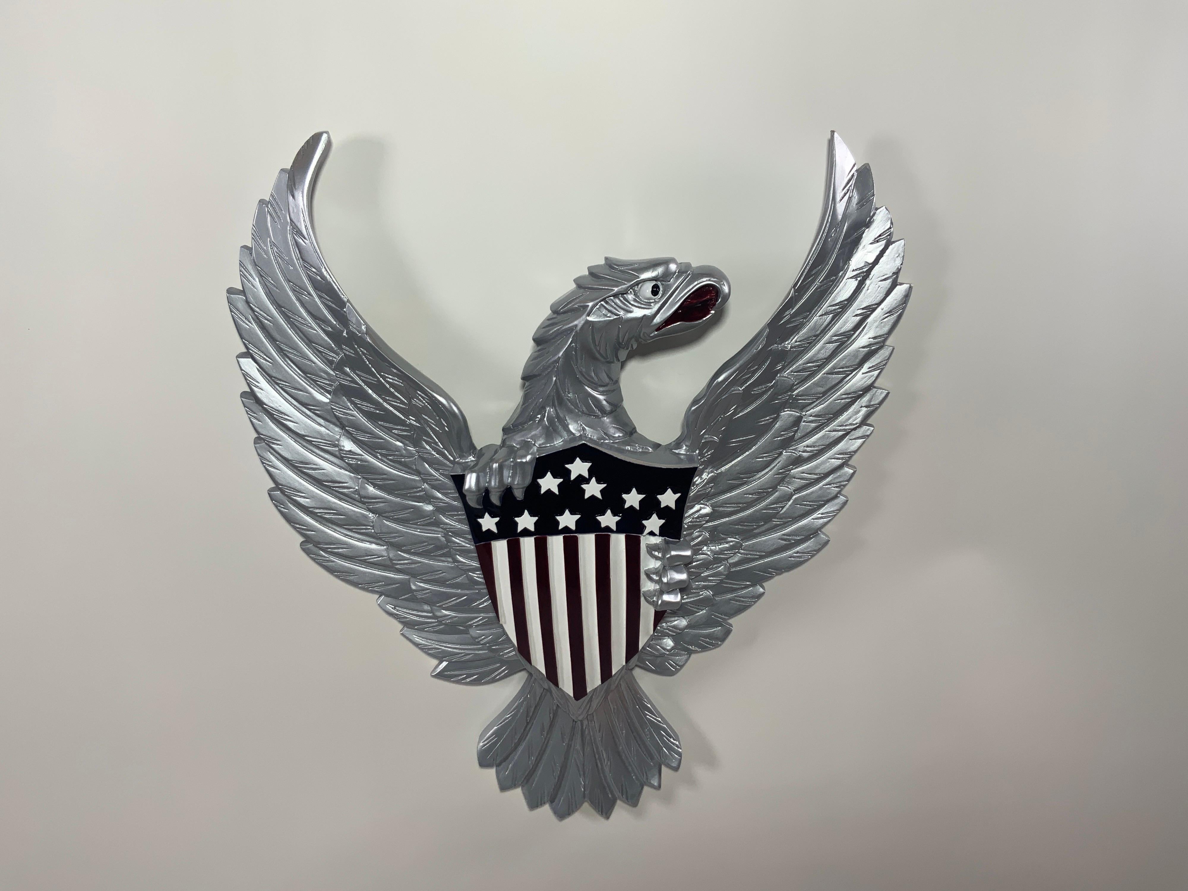 Geschnitzter amerikanischer Adler aus Holz mit silberner Oberfläche im Angebot 3