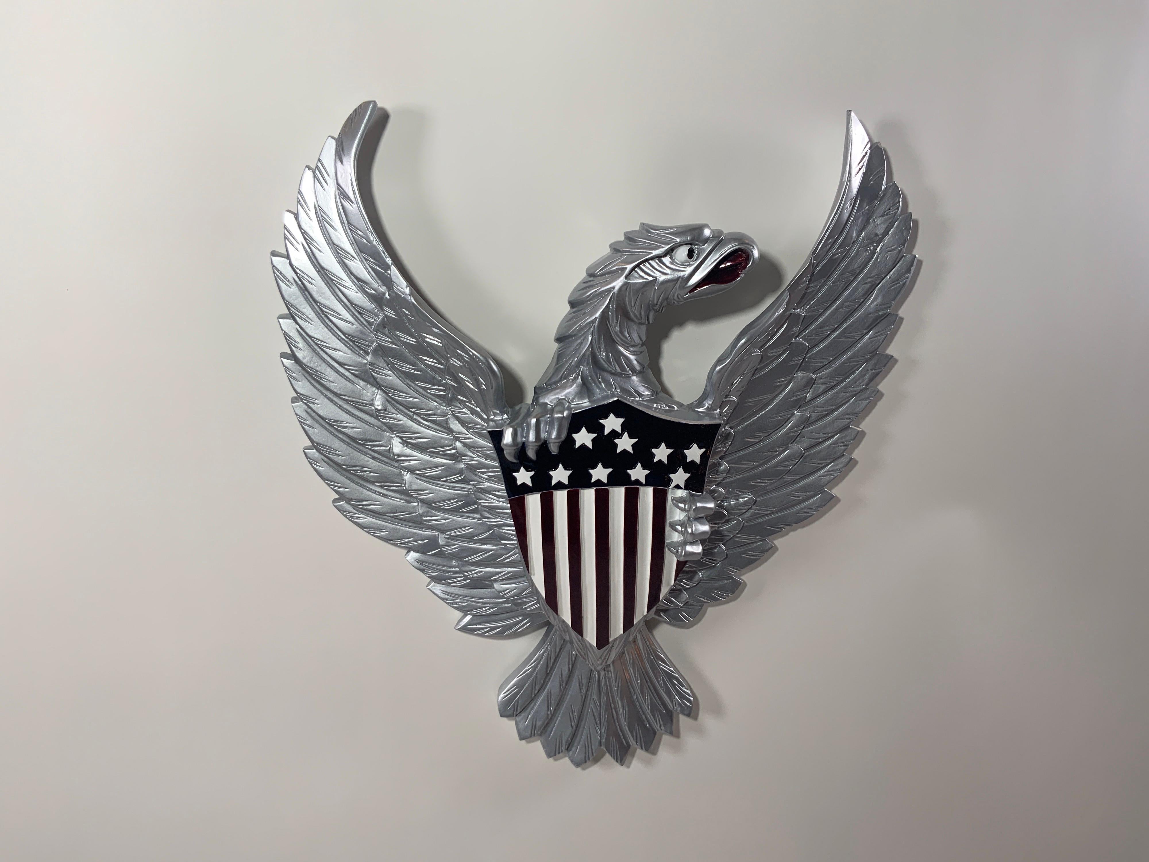 Geschnitzter amerikanischer Adler aus Holz mit silberner Oberfläche im Angebot 4