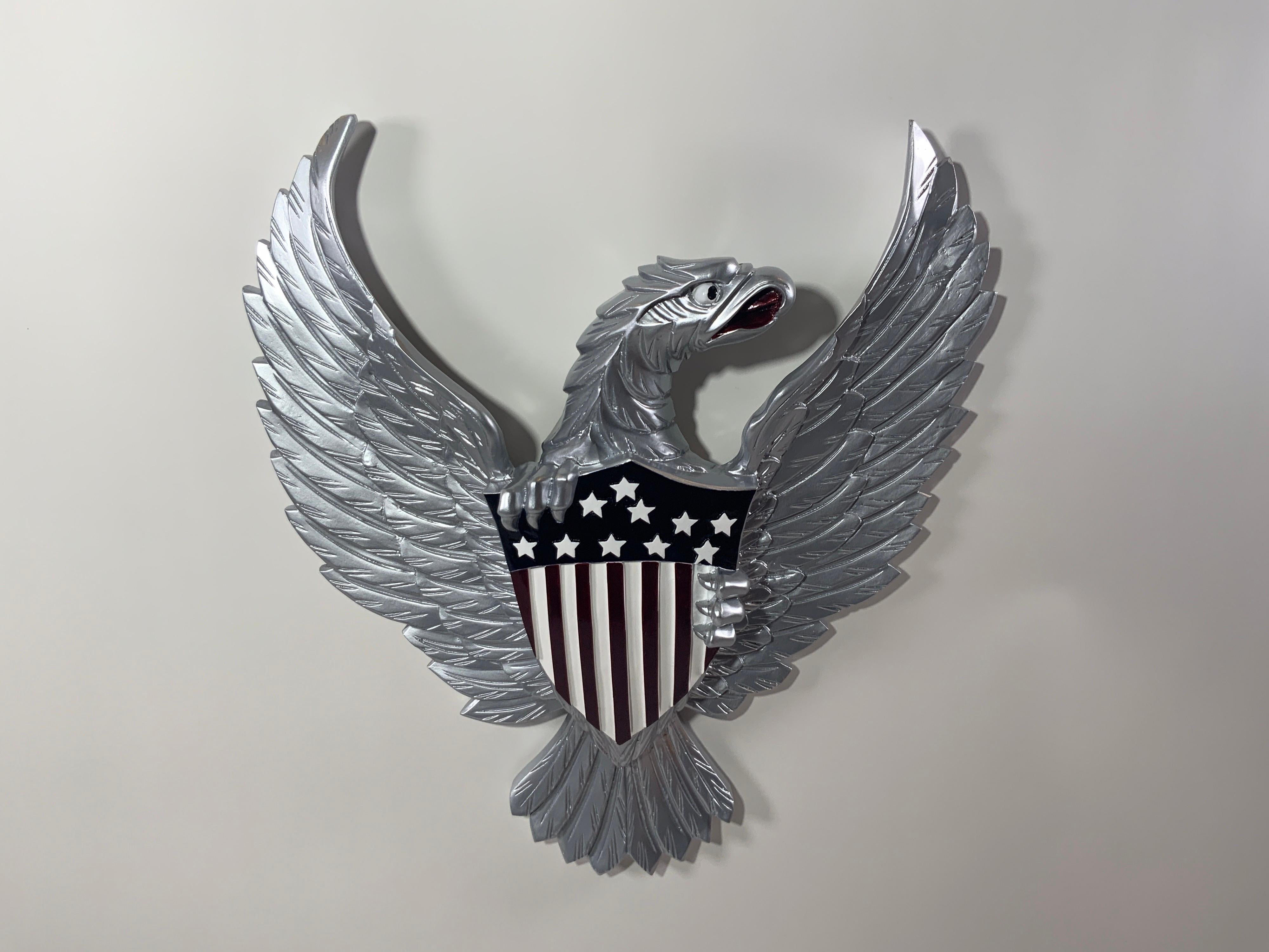 Geschnitzter amerikanischer Adler aus Holz mit silberner Oberfläche im Angebot 5