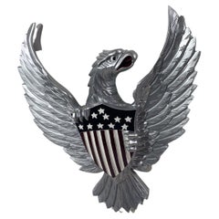 Geschnitzter amerikanischer Adler aus Holz mit silberner Oberfläche