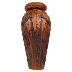 Vase aus geschnitztem Holz und Messingakzenten, Bretagne, Frankreich, 1960er Jahre