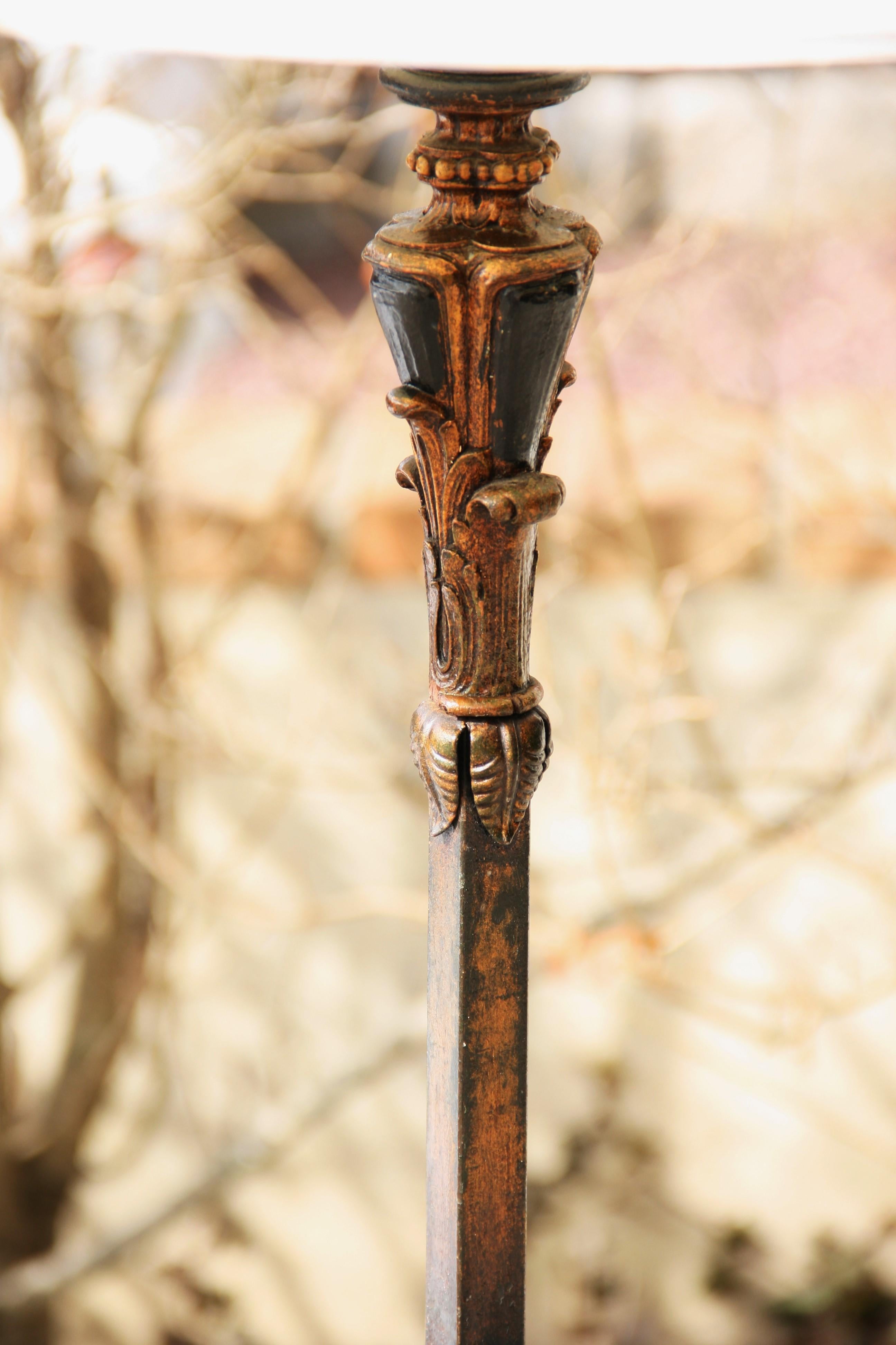 Laiton Lampadaire en bois sculpté et laiton, années 1940 en vente