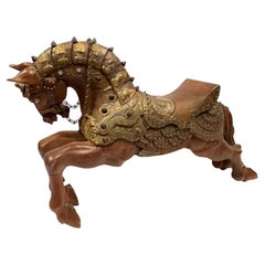 Cheval de style manège en bois sculpté et en cuivre