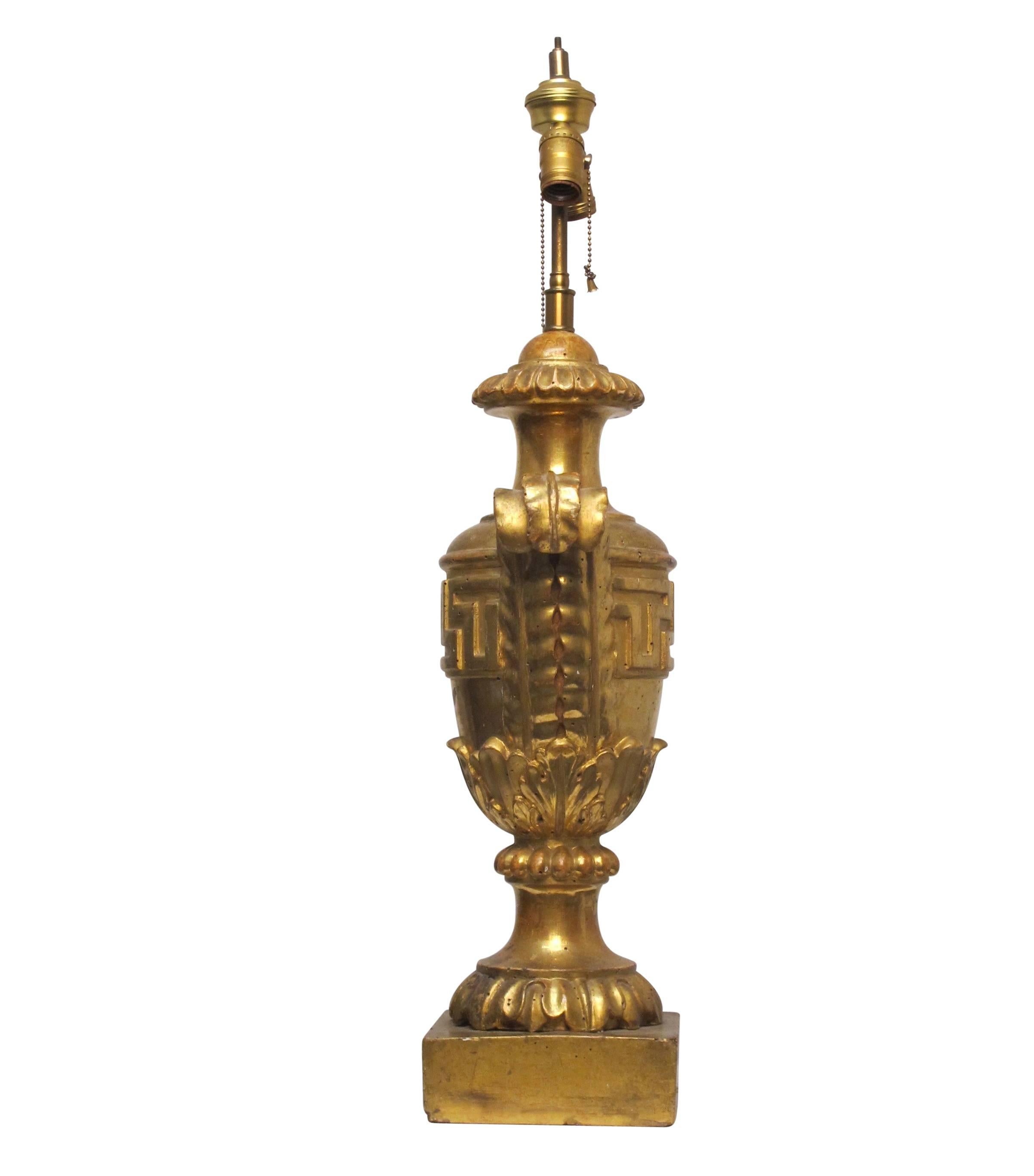 Bois Lampe en forme d'urne en bois sculpté et doré, Italie, début du 19ème siècle en vente