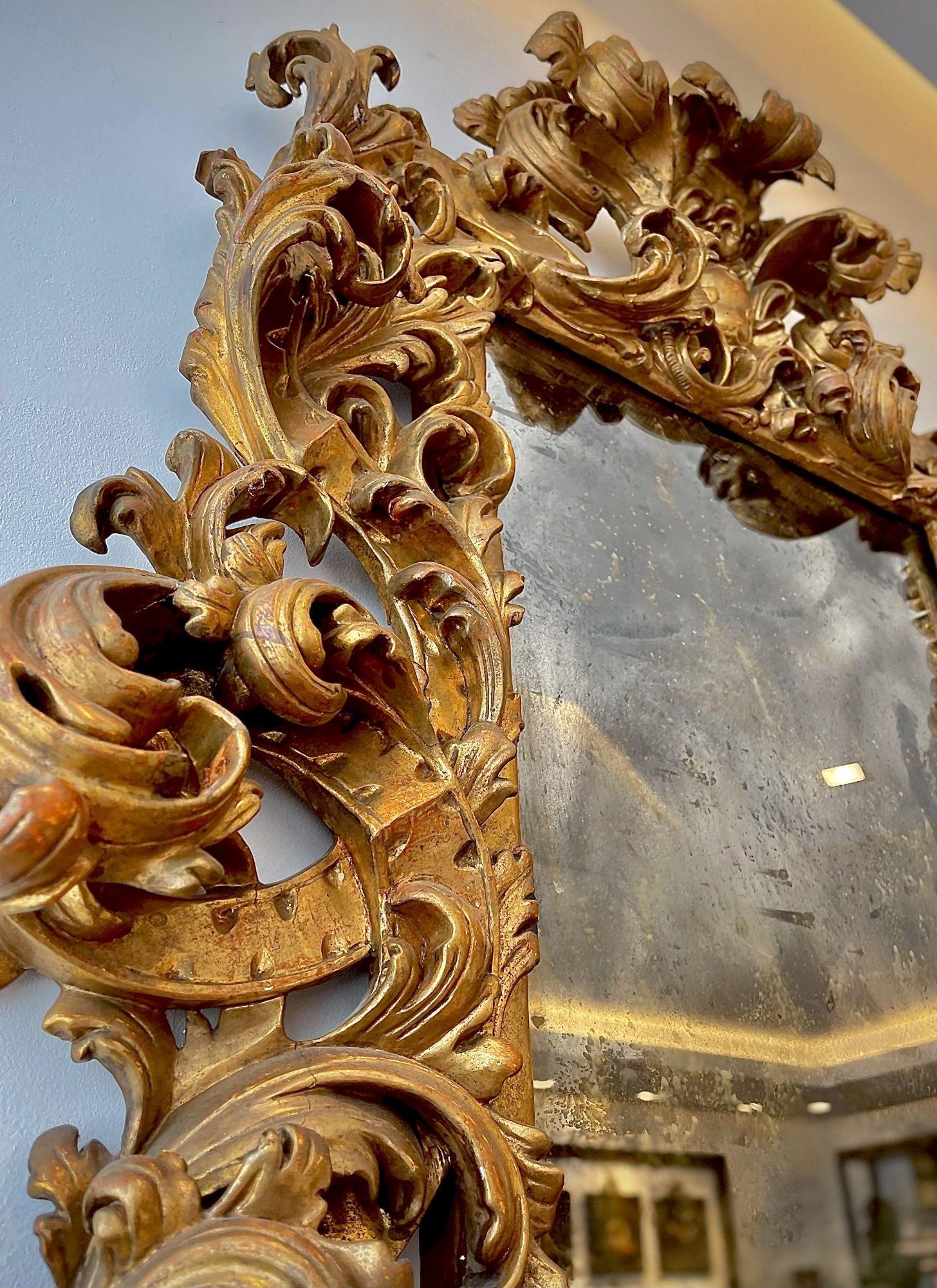 Vergoldeter Spiegel aus geschnitztem Holz und Polychromie, 18. Jahrhundert, Rokoko im Zustand „Starke Gebrauchsspuren“ in North Miami, FL