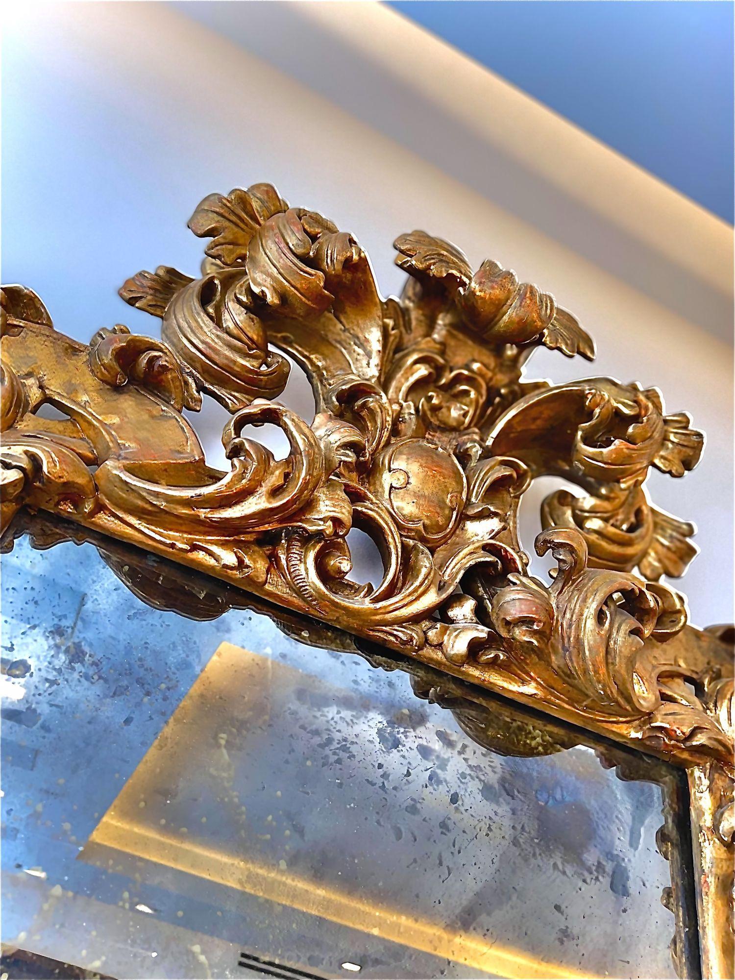 Vergoldeter Spiegel aus geschnitztem Holz und Polychromie, 18. Jahrhundert, Rokoko 2