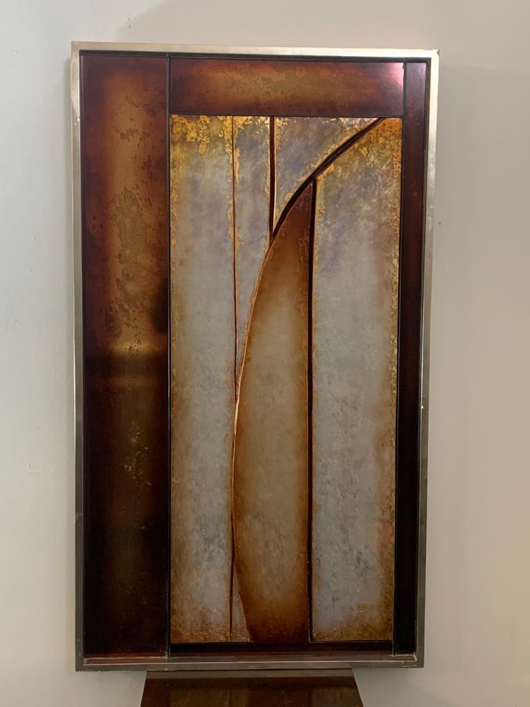 Large carved, modelled and retro-decorated resin panel fixed on wood. The thick geometric modules are laid on two levels, with a curved appendage in the centre. The effect and dynamism are beautiful. The style is related to a constructivist