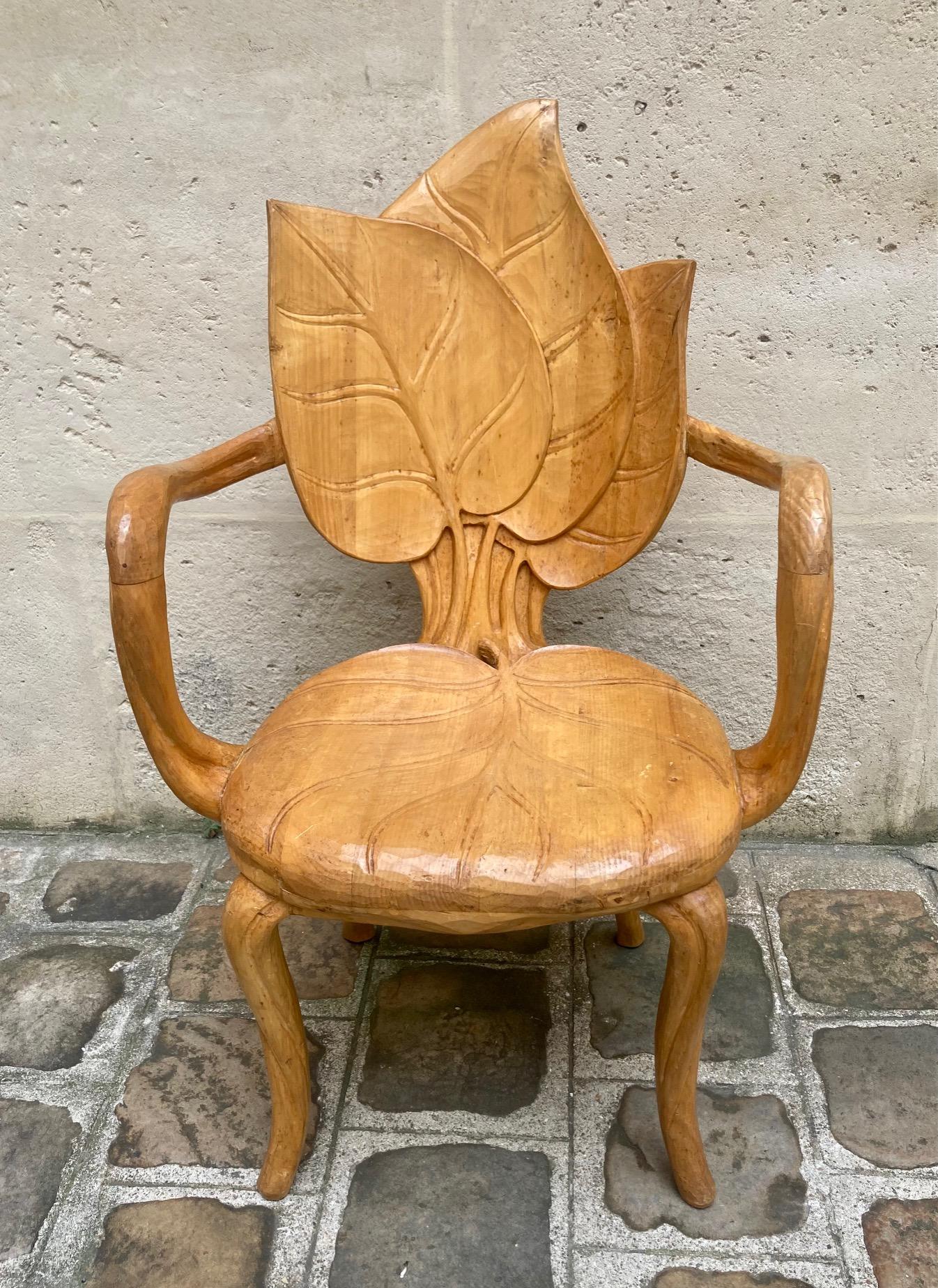 Sessel aus geschnitztem Lindenholz von Fiorenzo Bartolozzi und Giuseppe Maioli. 
Die Rückenlehne und die Sitzfläche sind mit geschnitzten Blättern verziert. 
Organisch geformte Arme und Füße.
Werkstattstempel unterhalb des Sitzes.
Florenz,