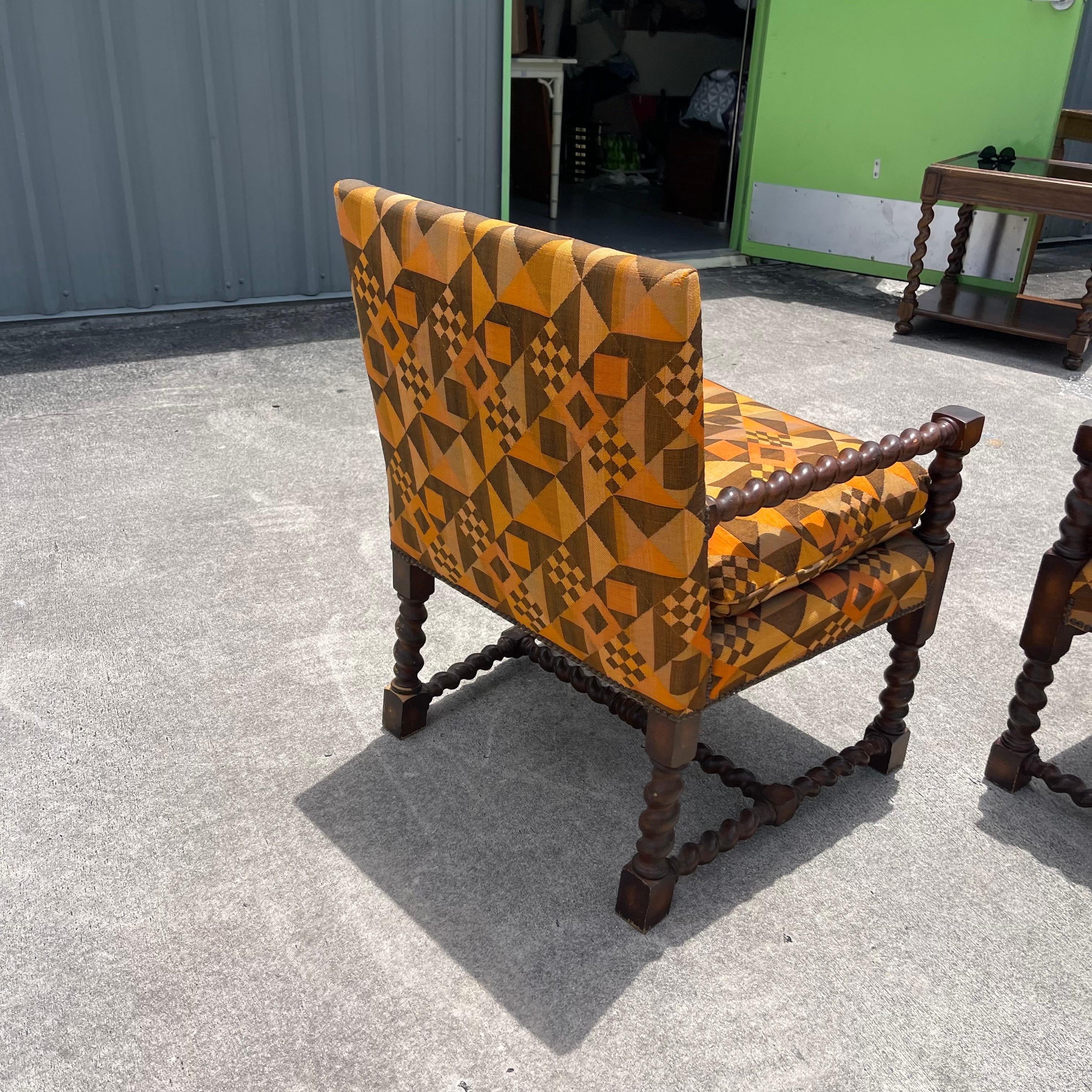 Sillones tapizados en lino con estampado geométrico y madera tallada, un par en venta 5