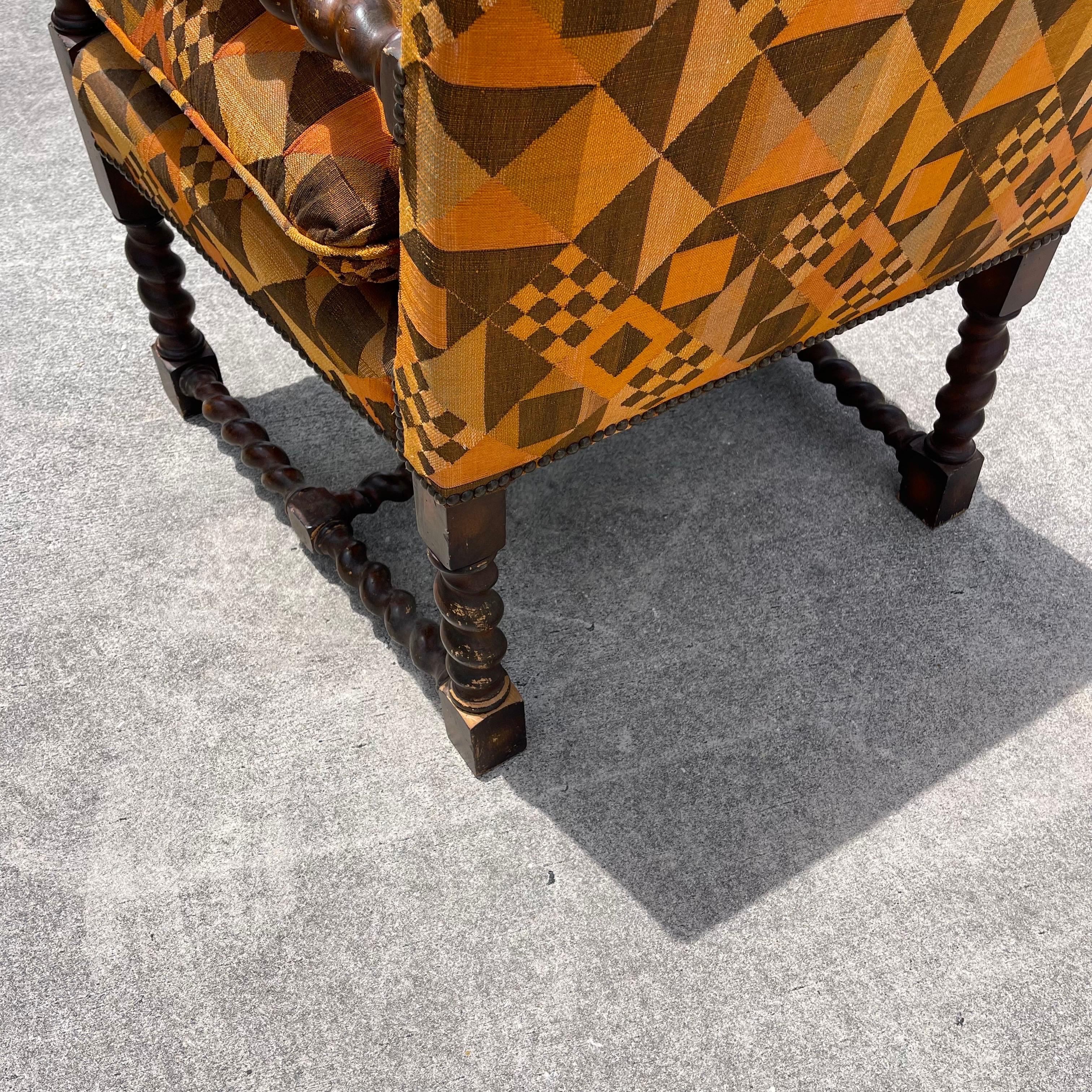 Sillones tapizados en lino con estampado geométrico y madera tallada, un par en venta 6