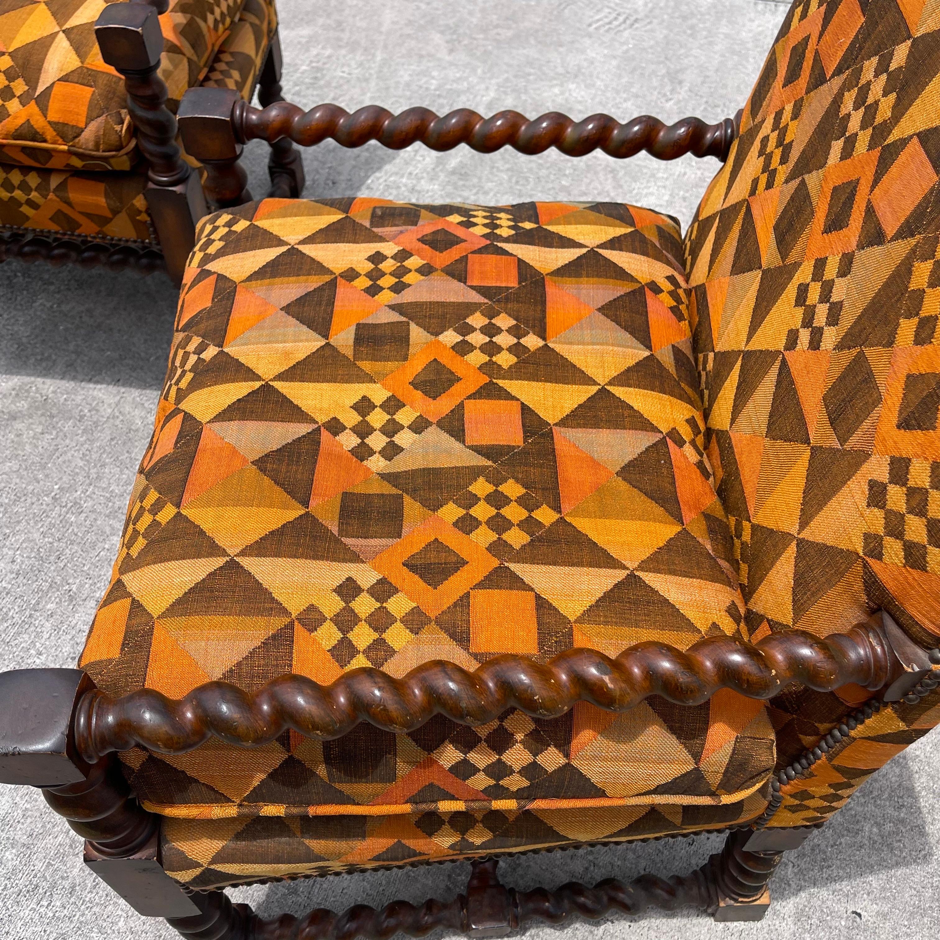 Sillones tapizados en lino con estampado geométrico y madera tallada, un par en venta 8