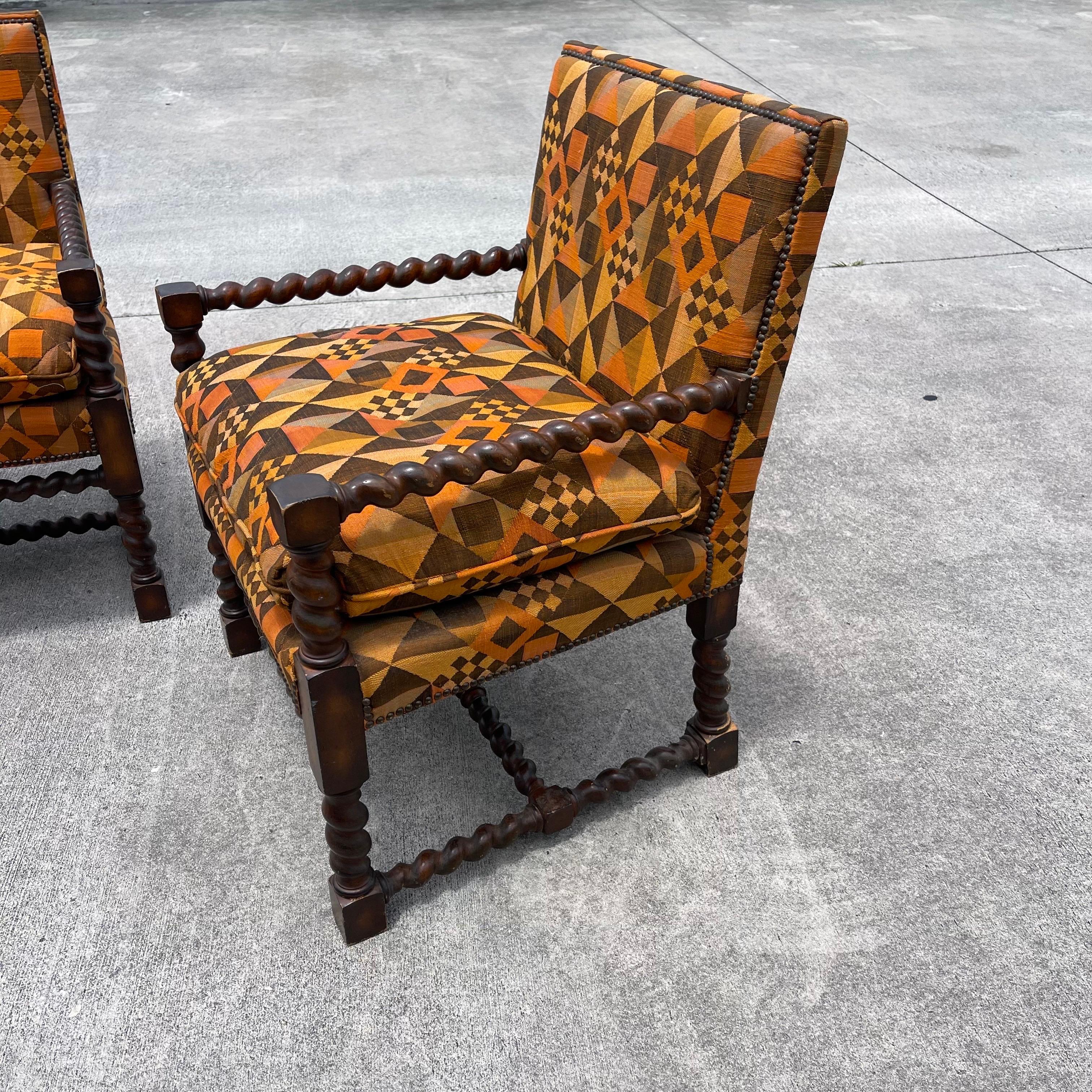 Sillones tapizados en lino con estampado geométrico y madera tallada, un par en venta 9