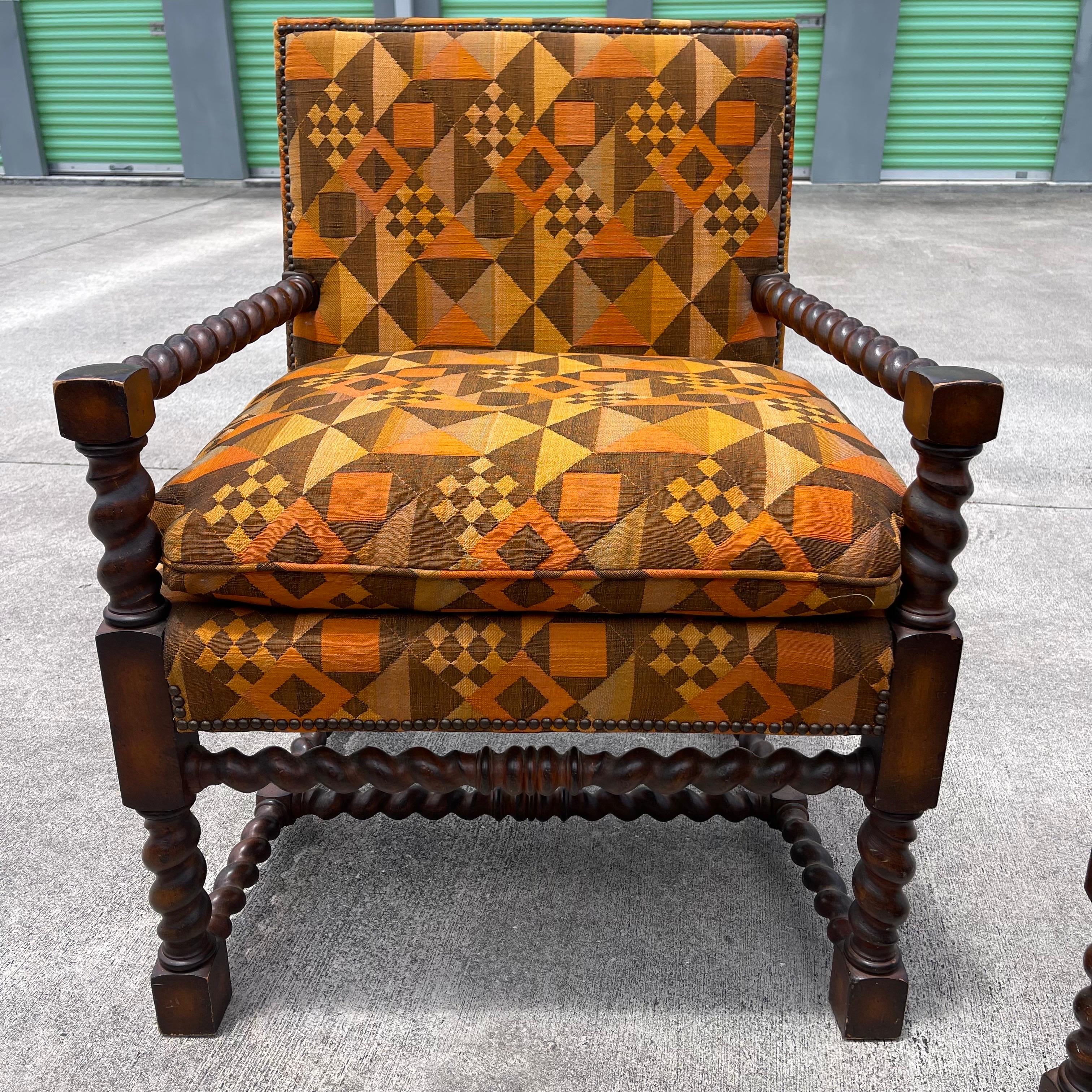 Sillones tapizados en lino con estampado geométrico y madera tallada, un par en venta 10
