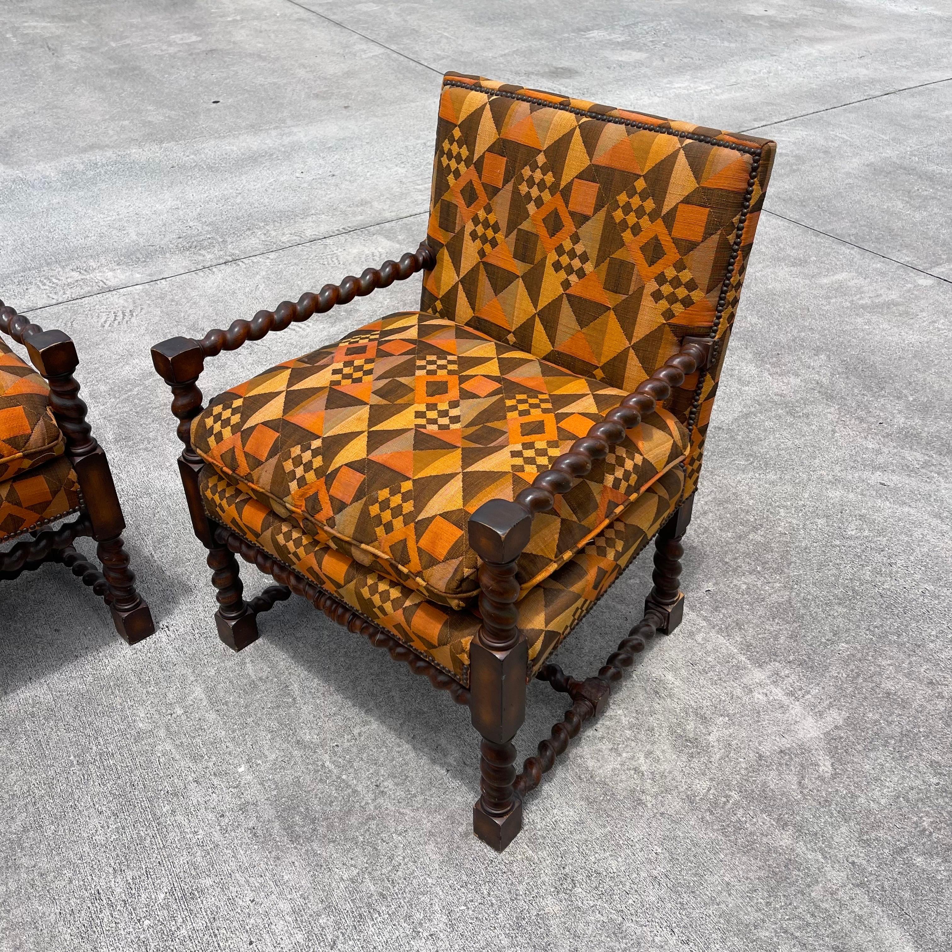 Sillones tapizados en lino con estampado geométrico y madera tallada, un par en Bueno estado para la venta en Jensen Beach, FL