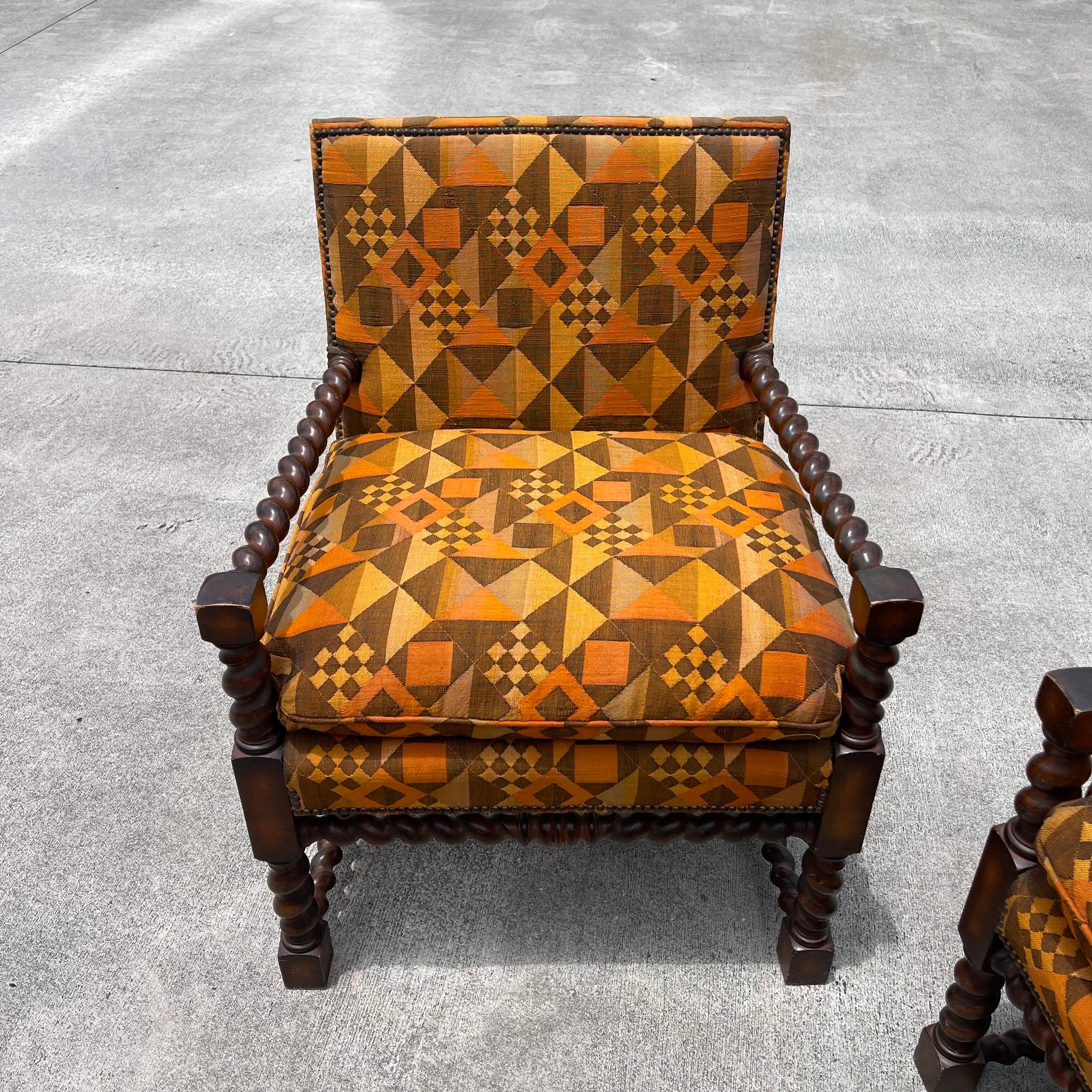 Sillones tapizados en lino con estampado geométrico y madera tallada, un par siglo XX en venta