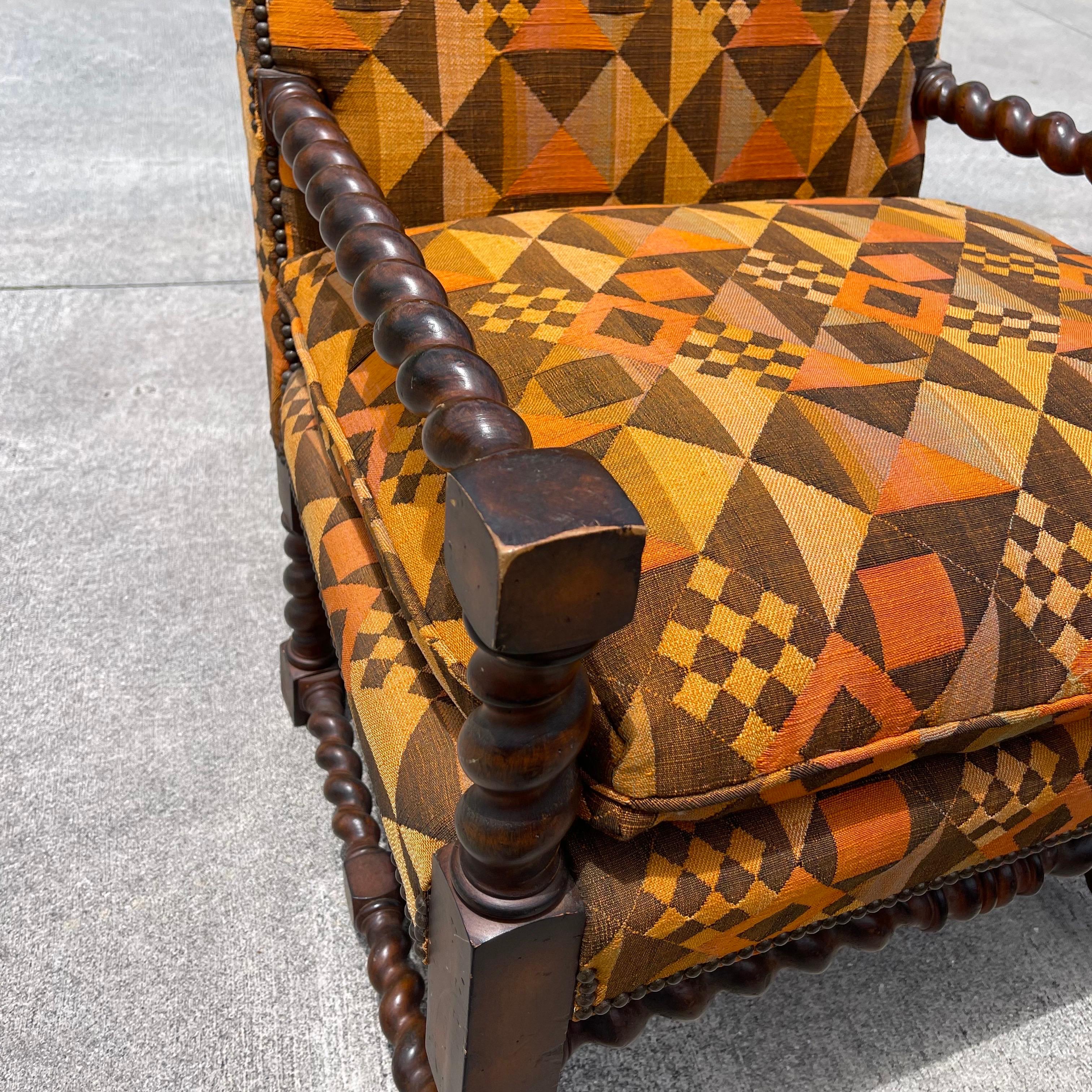 Sillones tapizados en lino con estampado geométrico y madera tallada, un par Tapicería en venta