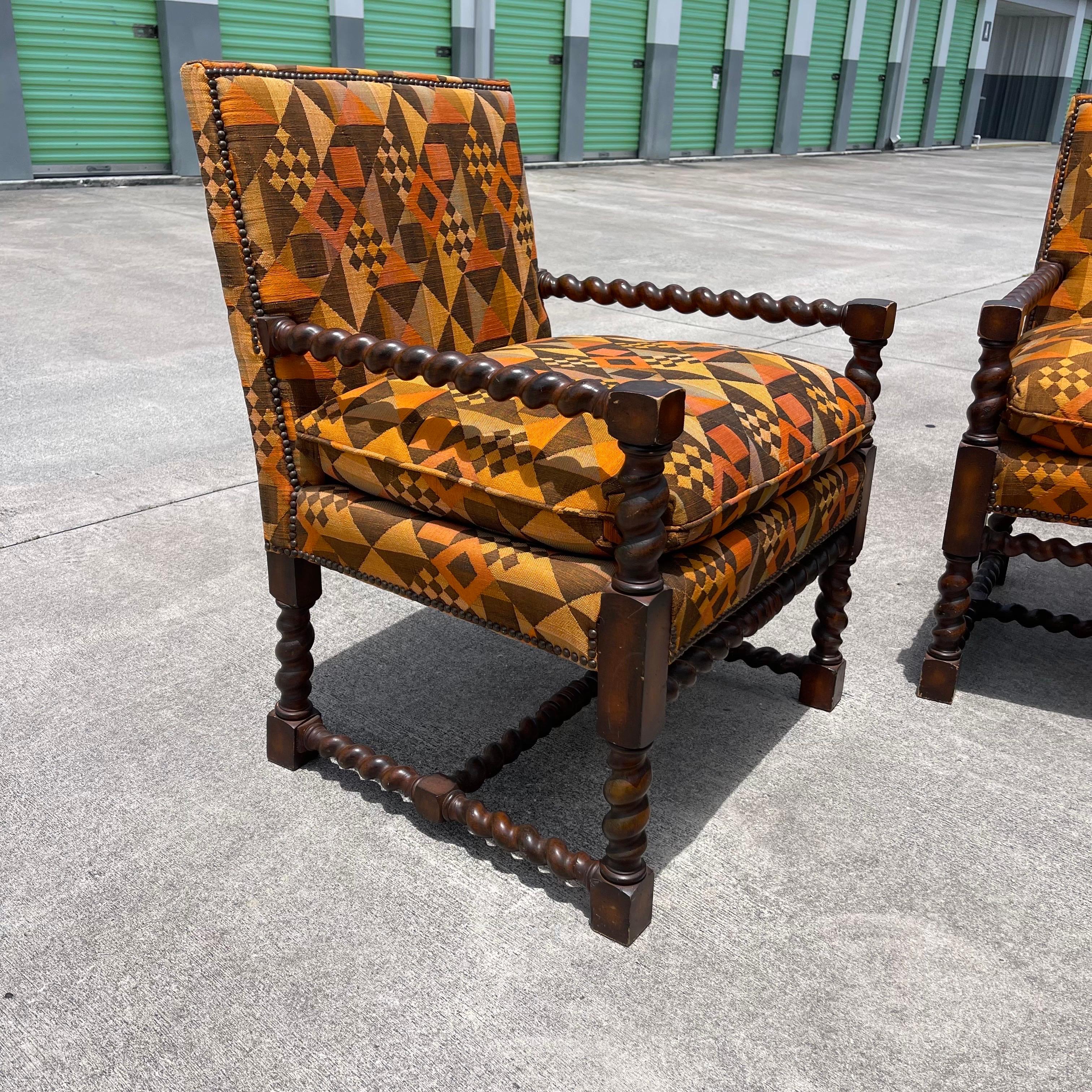 Sillones tapizados en lino con estampado geométrico y madera tallada, un par en venta 1