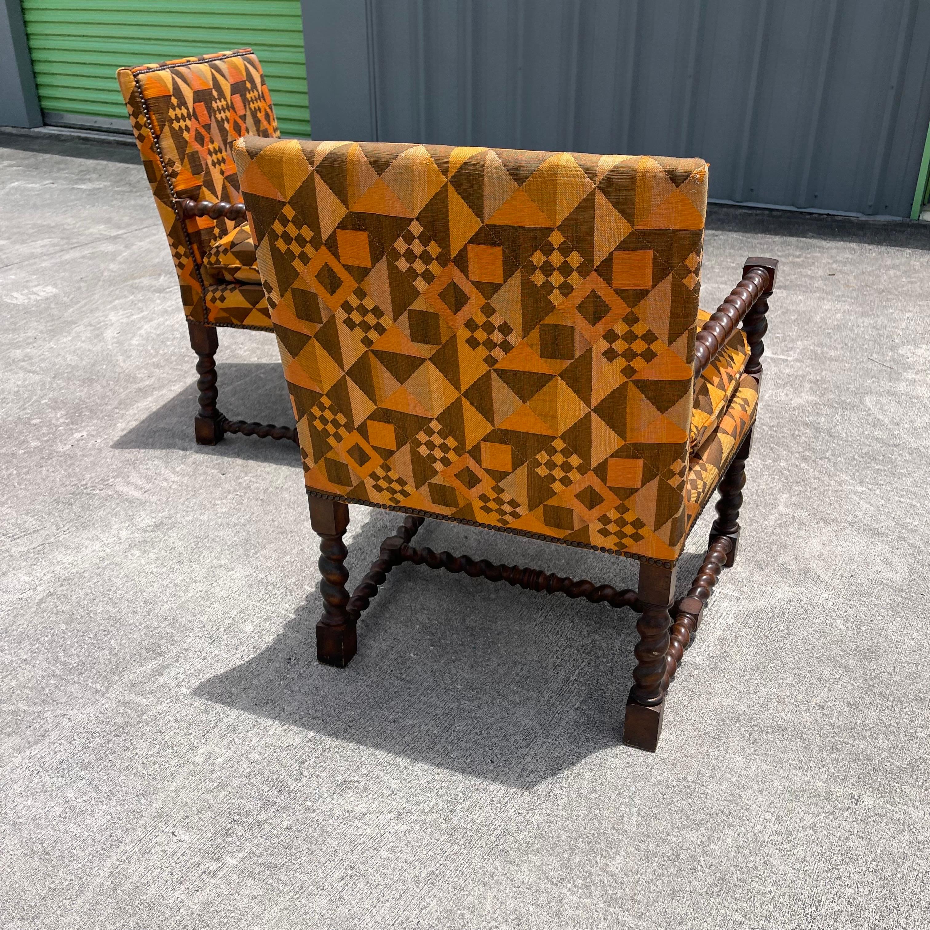 Sillones tapizados en lino con estampado geométrico y madera tallada, un par en venta 3