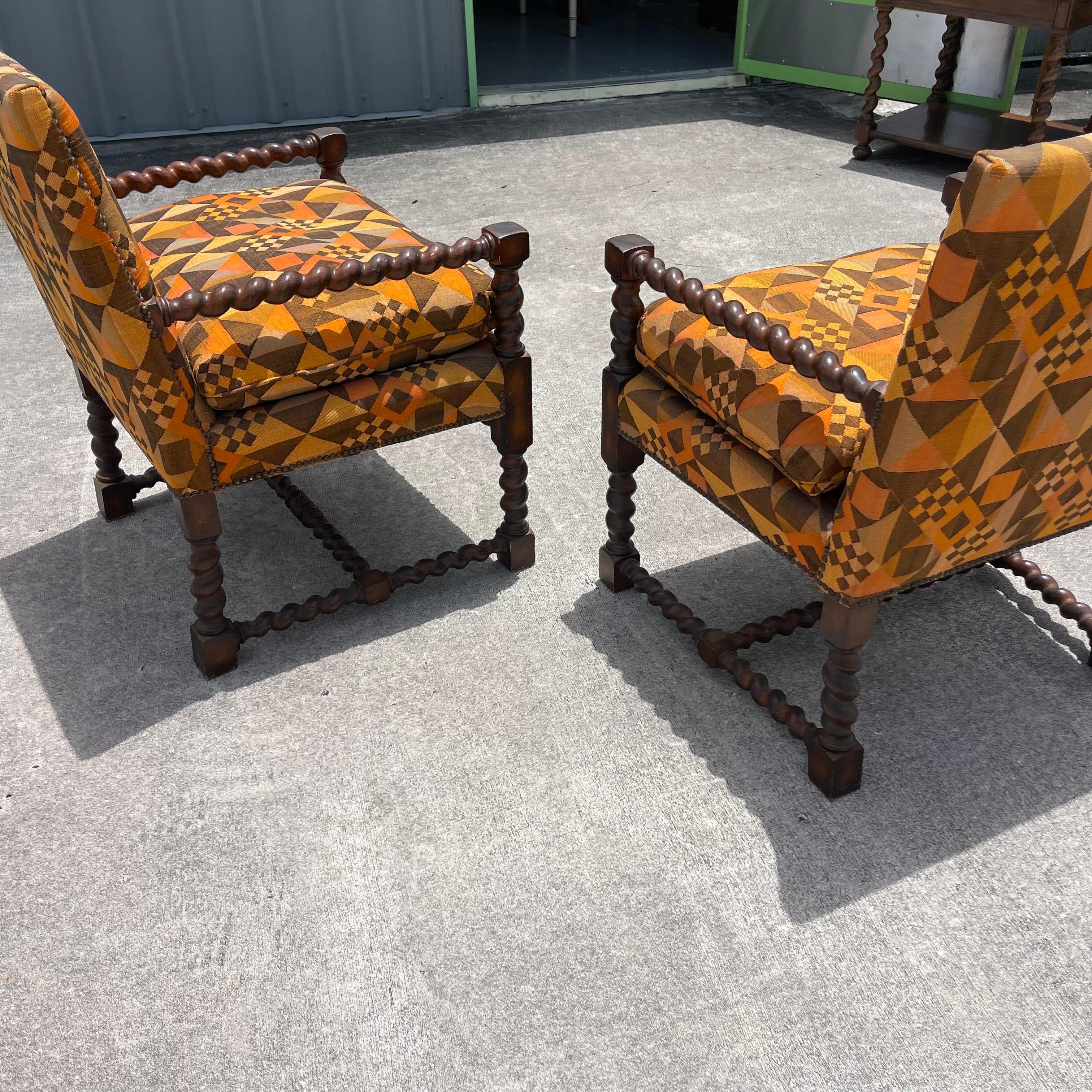 Sillones tapizados en lino con estampado geométrico y madera tallada, un par en venta 4