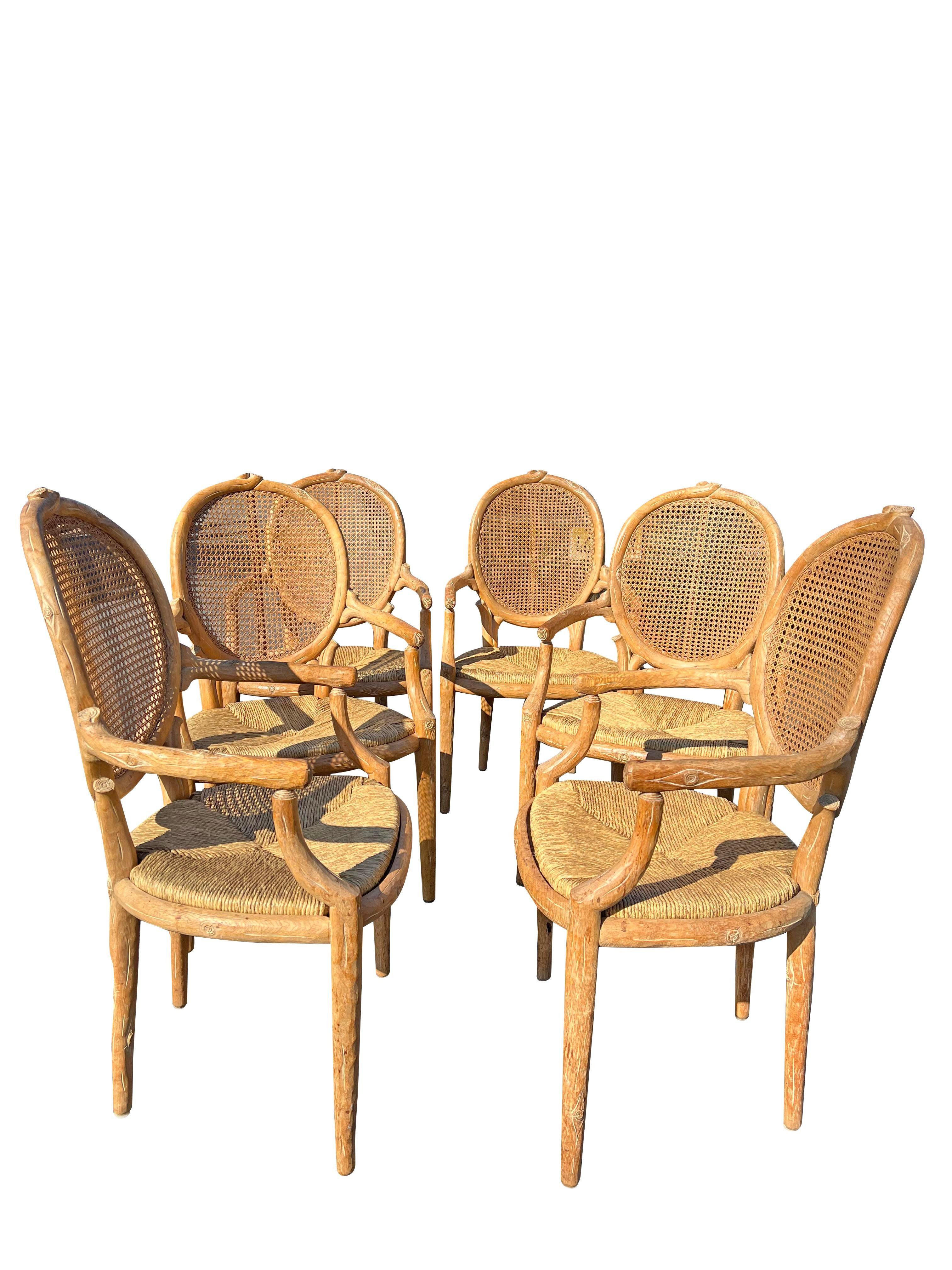 Vintage Natural Carved Wood Bois Dining Arm Chairs mit Cane Back und Rope Wicker Seating - Set von 6.

Verschönern Sie Ihren Essbereich mit diesem atemberaubenden Set aus sechs geschnitzten Vintage Natural Wood Bois Dining Arm Chairs. Diese