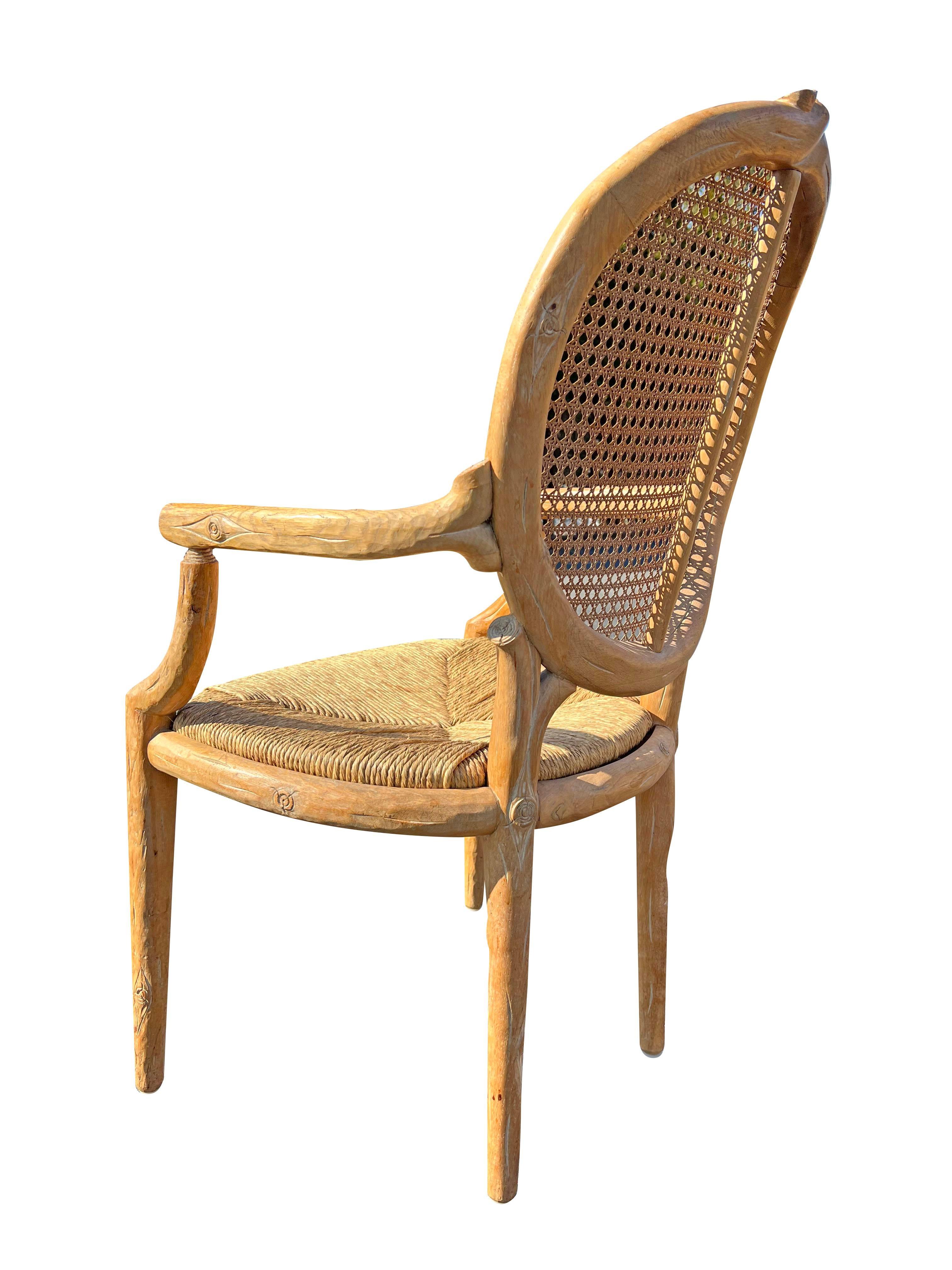 Geschnitzte Bois-Esszimmerstühle aus Holz mit Rohrrückenlehne und Seil aus Korbweide, 6er-Set Sitzmöbeln (amerikanisch) im Angebot