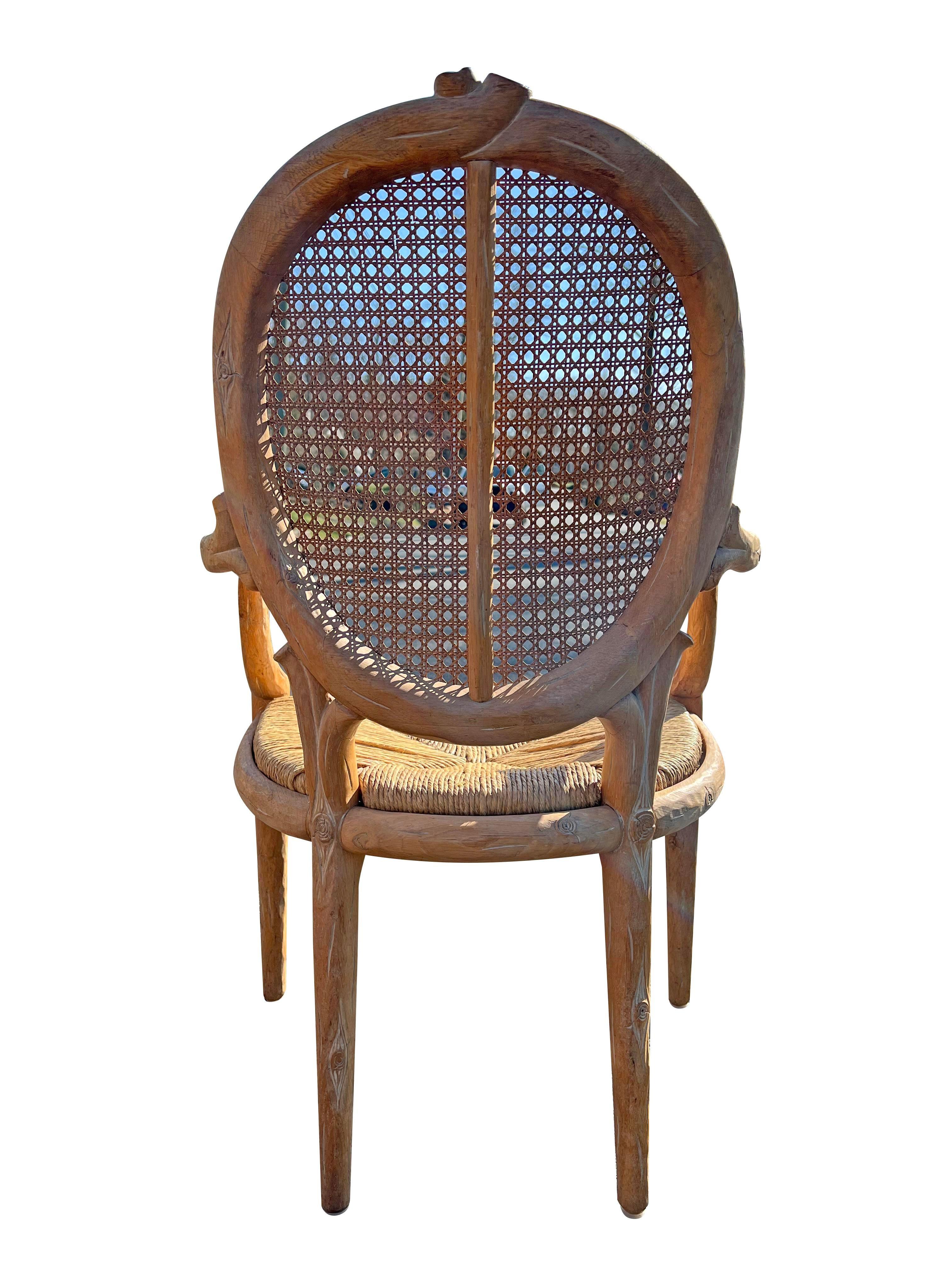 Geschnitzte Bois-Esszimmerstühle aus Holz mit Rohrrückenlehne und Seil aus Korbweide, 6er-Set Sitzmöbeln im Zustand „Gut“ im Angebot in Saddle River, NJ