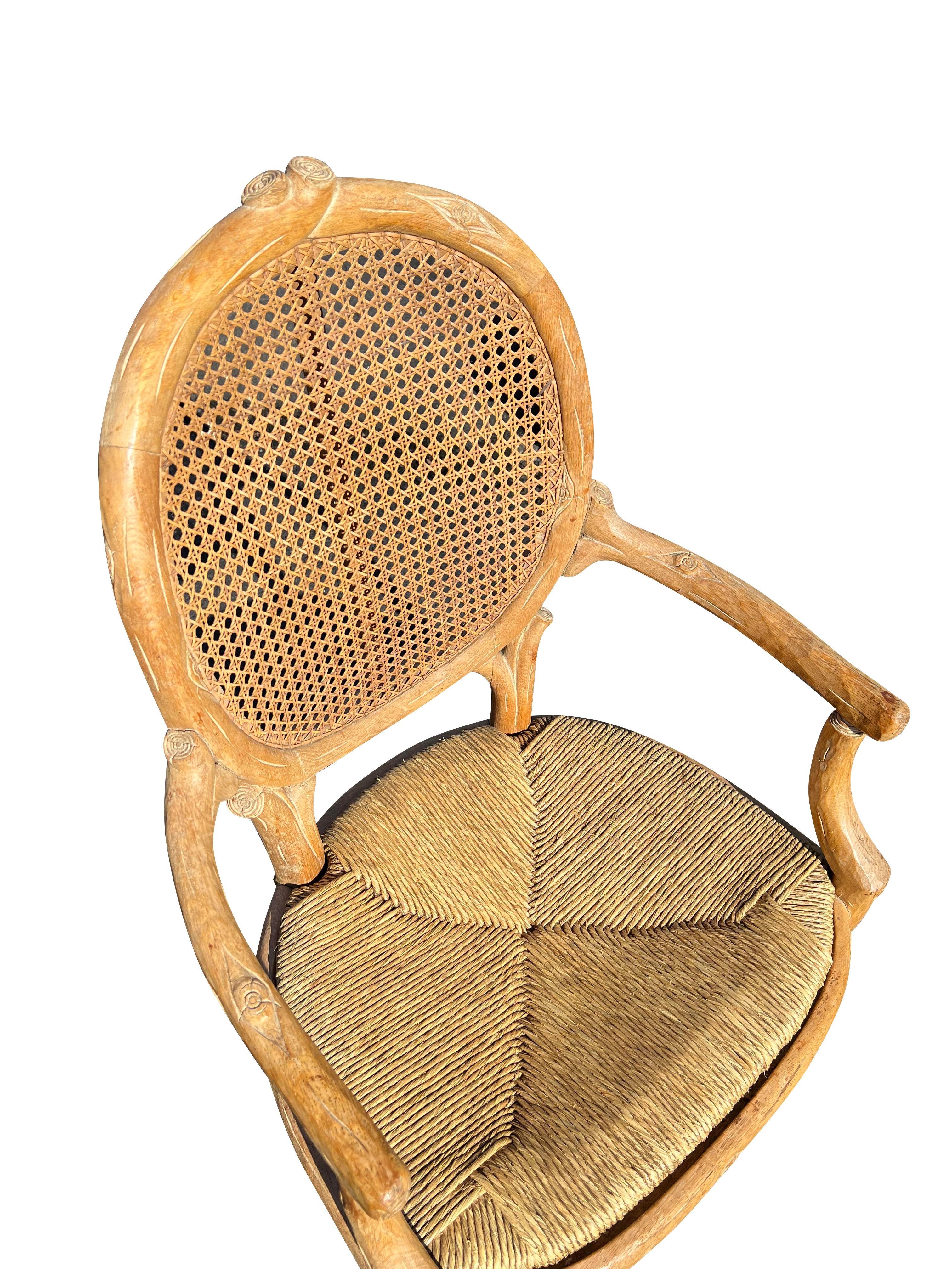 Geschnitzte Bois-Esszimmerstühle aus Holz mit Rohrrückenlehne und Seil aus Korbweide, 6er-Set Sitzmöbeln (Ende des 20. Jahrhunderts) im Angebot