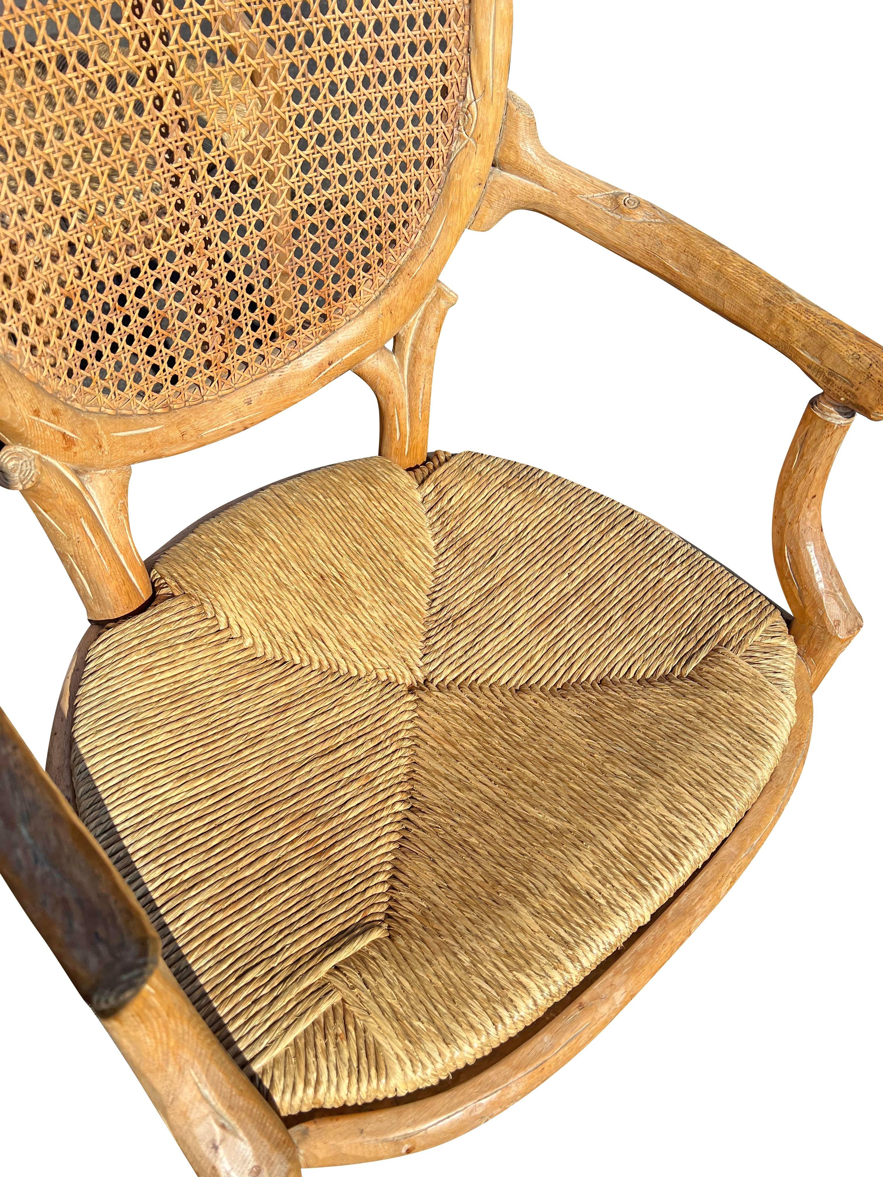 Geschnitzte Bois-Esszimmerstühle aus Holz mit Rohrrückenlehne und Seil aus Korbweide, 6er-Set Sitzmöbeln im Angebot 3