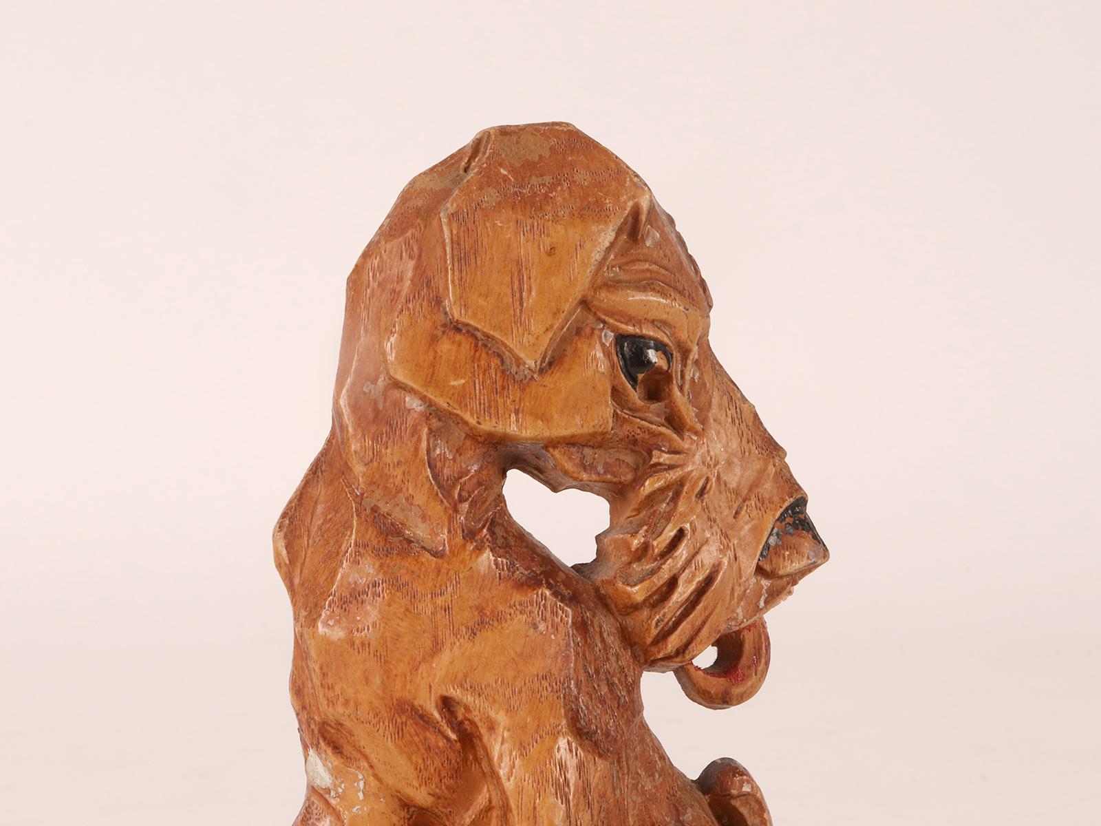 Geschnitzte Holzbuchstütze mit der Darstellung eines Fuchspelz-Terrierhundes, England 1950.  (Englisch) im Angebot