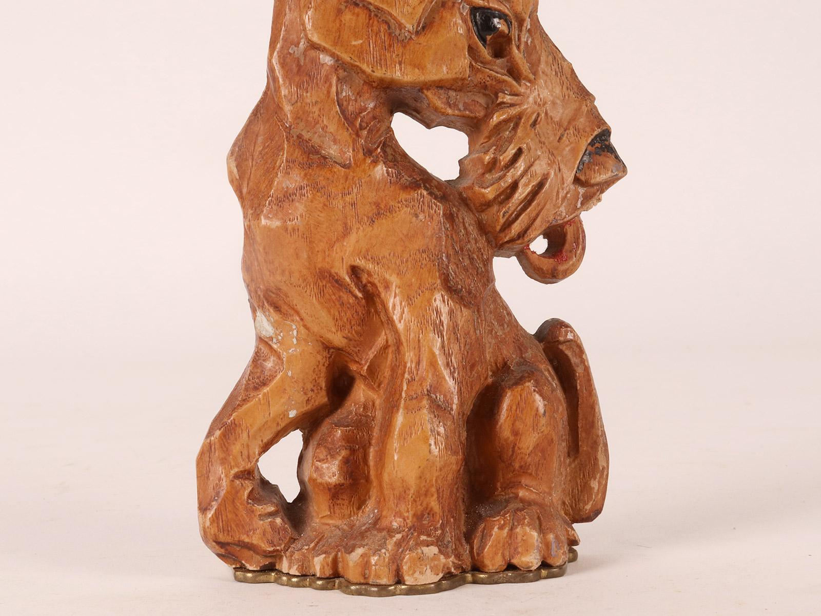 Geschnitzte Holzbuchstütze mit der Darstellung eines Fuchspelz-Terrierhundes, England 1950.  im Zustand „Gut“ im Angebot in Milan, IT