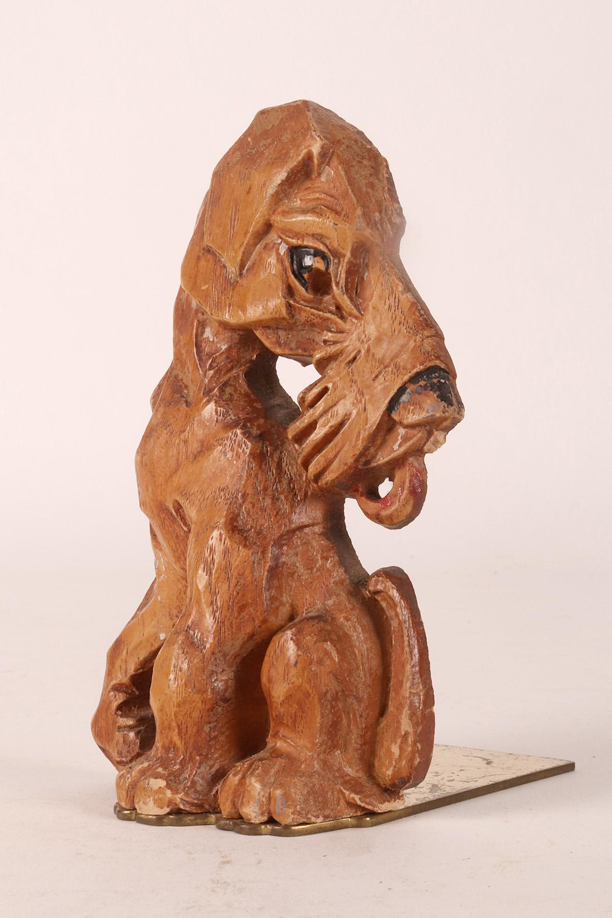 Geschnitzte Holzbuchstütze mit der Darstellung eines Fuchspelz-Terrierhundes, England 1950.  (20. Jahrhundert) im Angebot