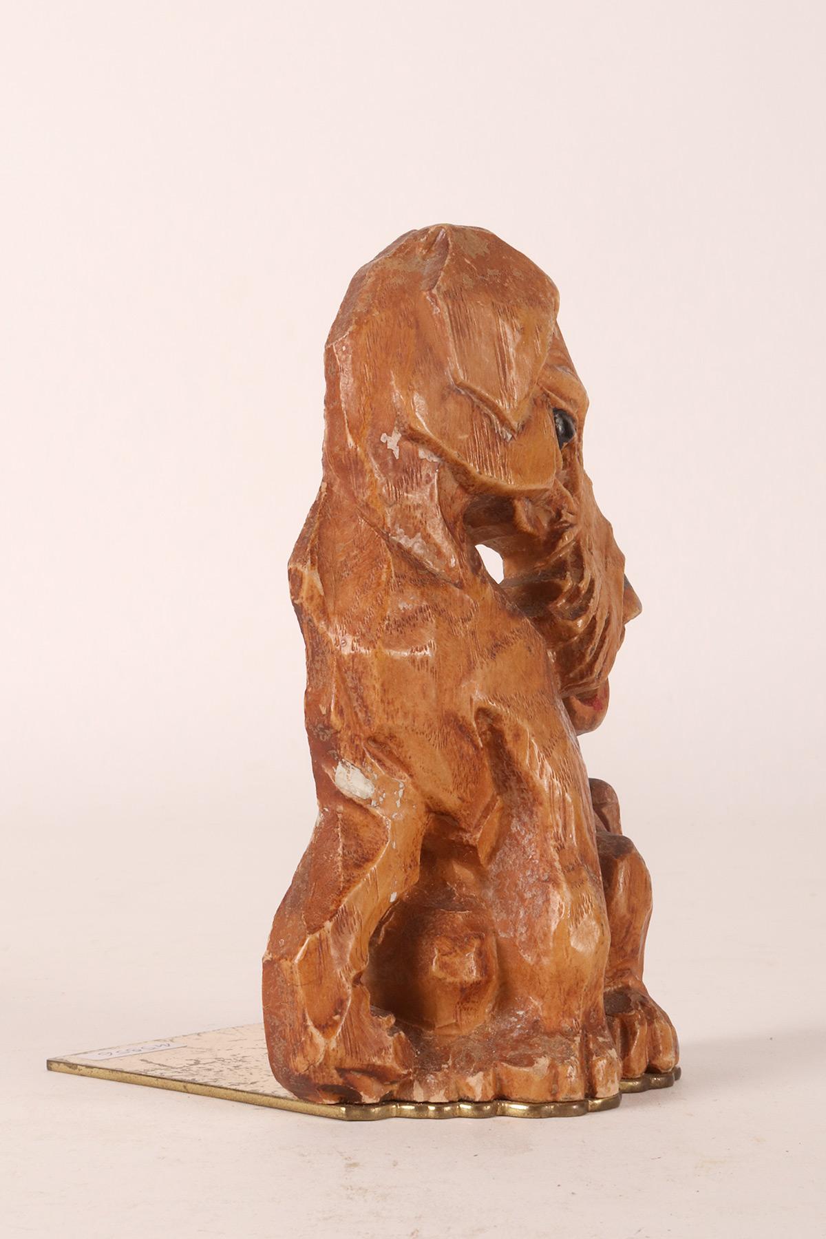 Geschnitzte Holzbuchstütze mit der Darstellung eines Fuchspelz-Terrierhundes, England 1950.  (Messing) im Angebot