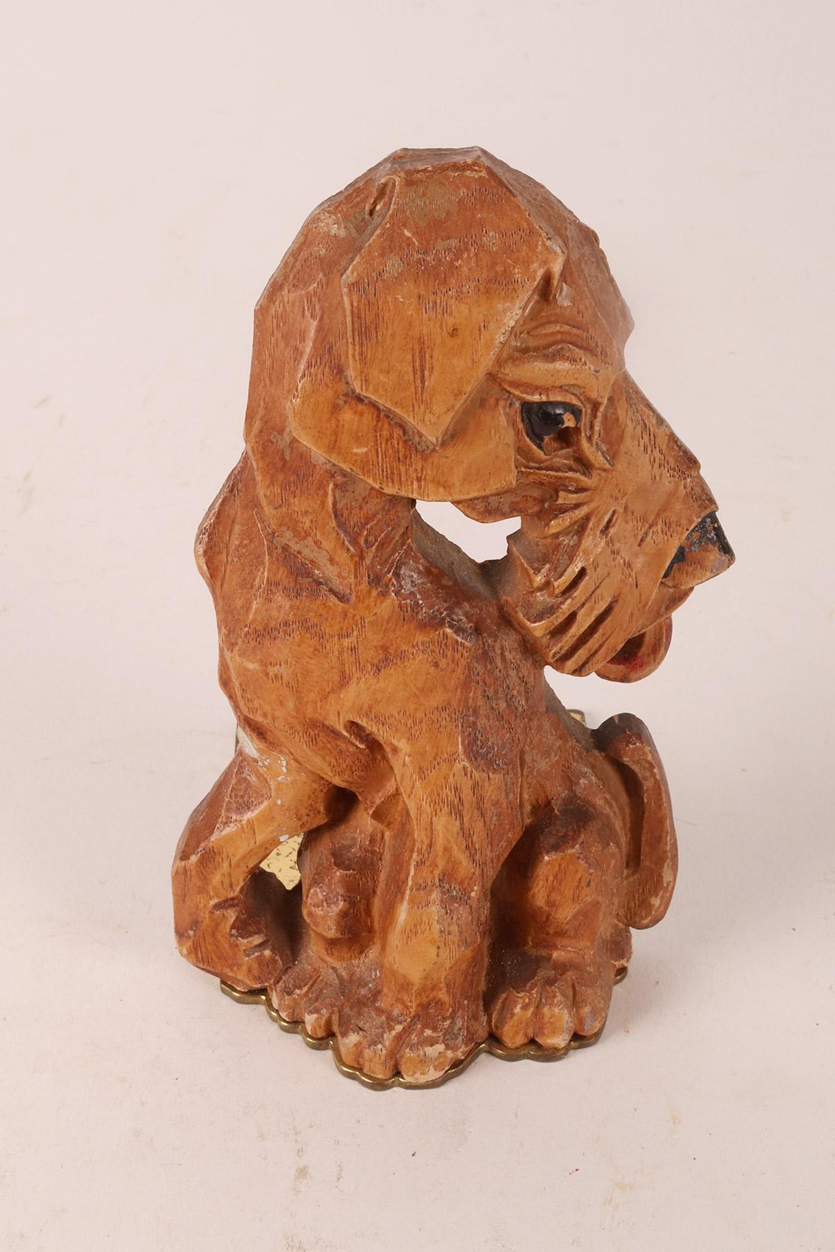 Geschnitzte Holzbuchstütze mit der Darstellung eines Fuchspelz-Terrierhundes, England 1950.  im Angebot 3