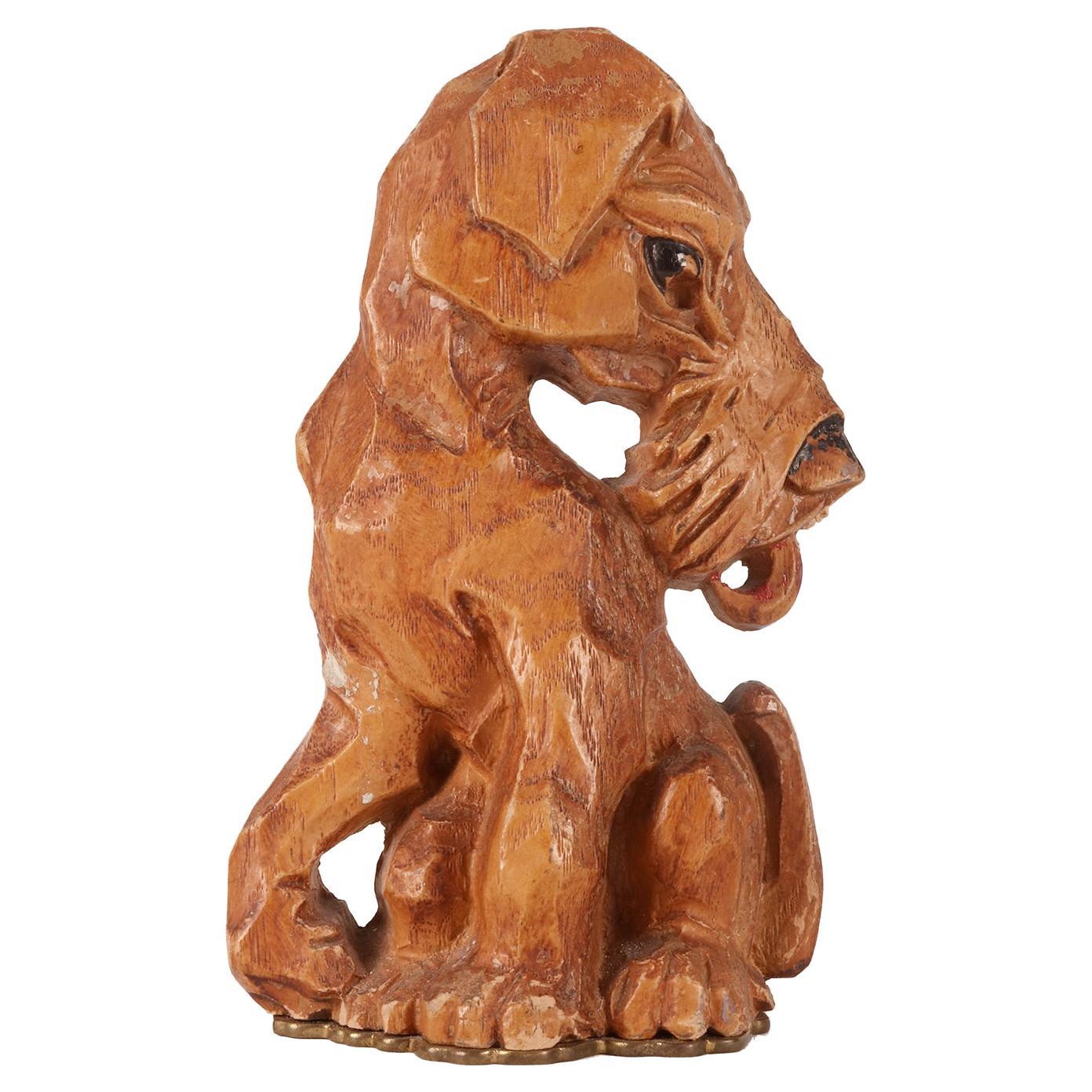 Geschnitzte Holzbuchstütze mit der Darstellung eines Fuchspelz-Terrierhundes, England 1950. 