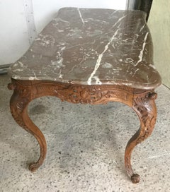 Table centrale en bois sculpté avec plateau en marbre:: France:: 18ème siècle