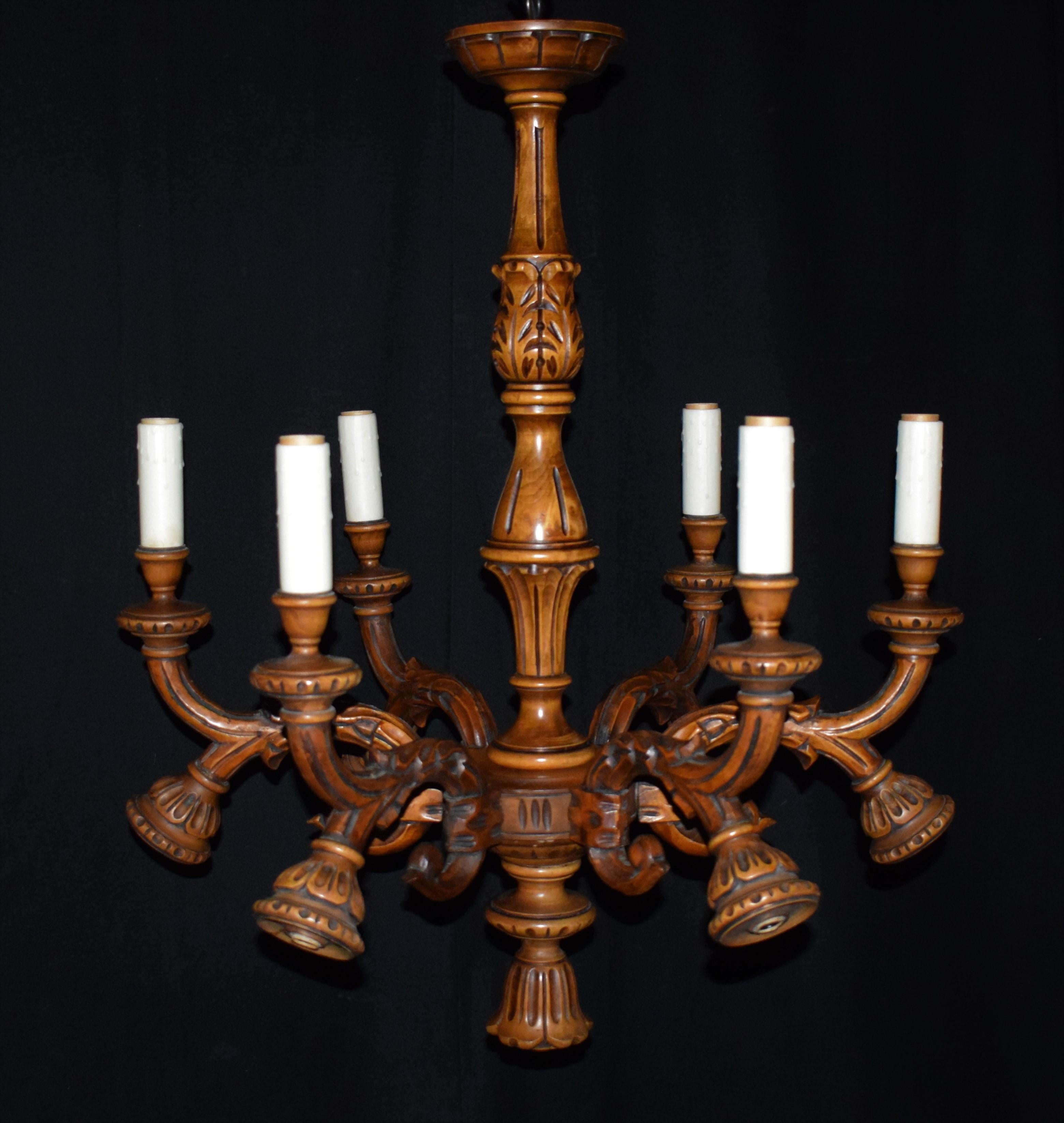 A fine hand carved wooden chandelier. France, circa 1930. 12 lights

Dimensions:
Height 33.5