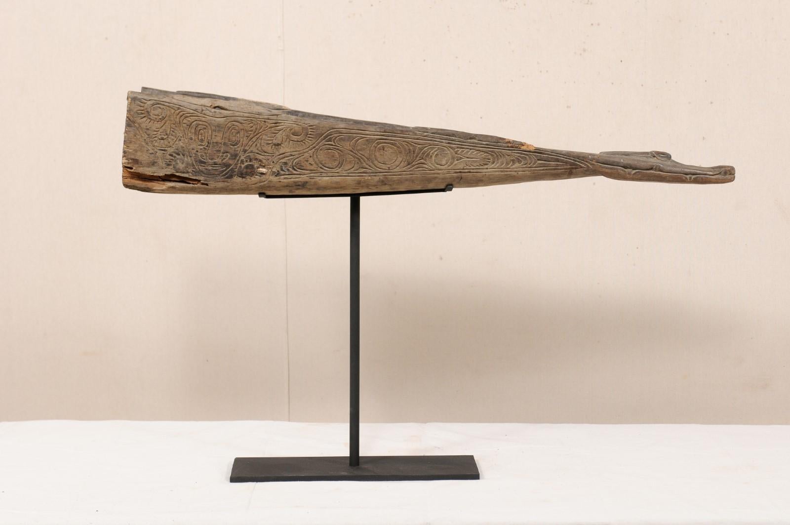 Une proue de bateau vintage en bois sculpté à tête de crocodile de Papouasie-Nouvelle-Guinée. Cette proue de bateau de Papouasie-Nouvelle-Guinée du milieu du XXe siècle a été sculptée dans du bois et présente la tête d'un crocodile. Cette proue de