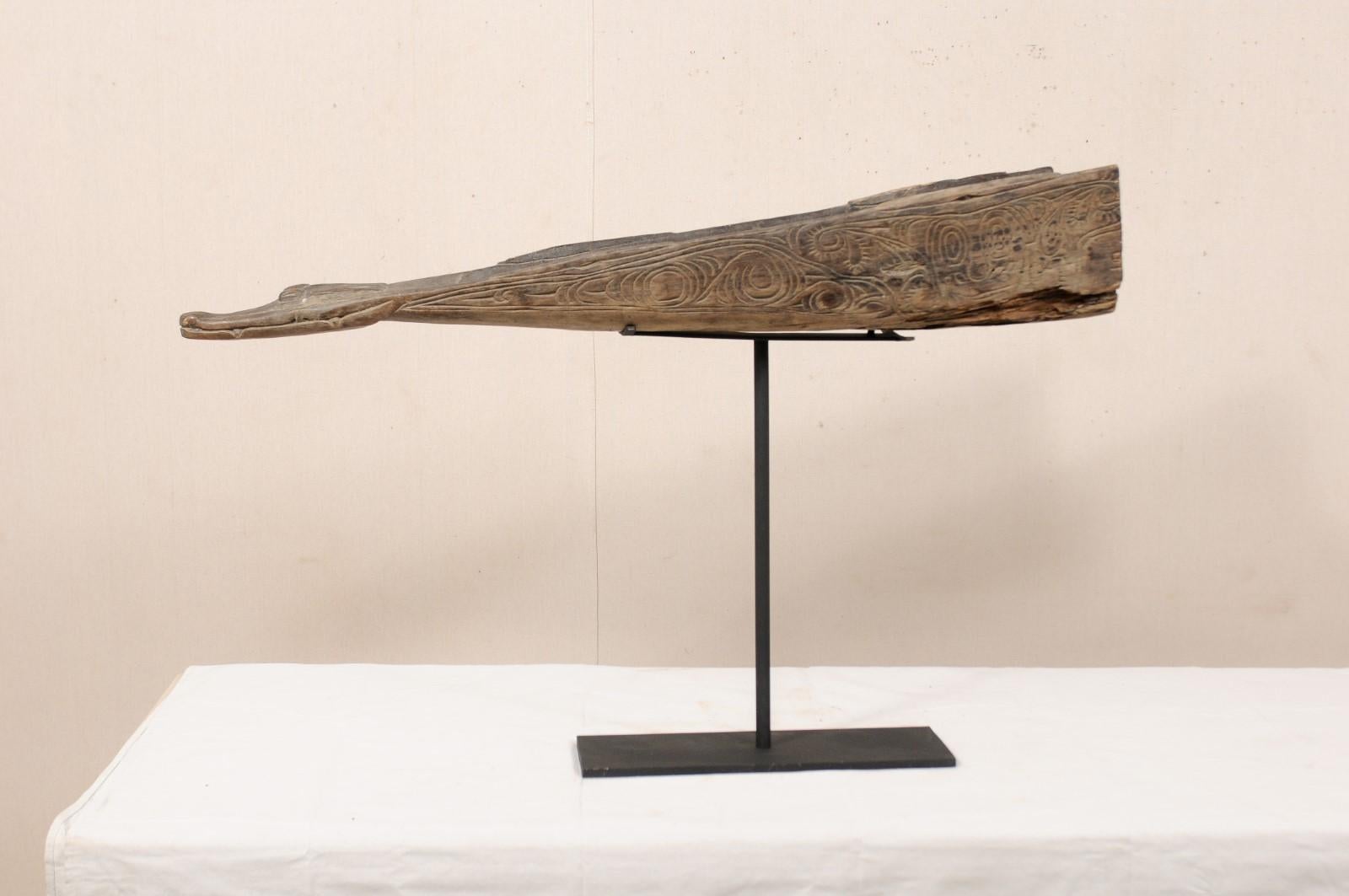 Sculpté à la main Paire de bateaux en bois sculpté et crocodile en vente