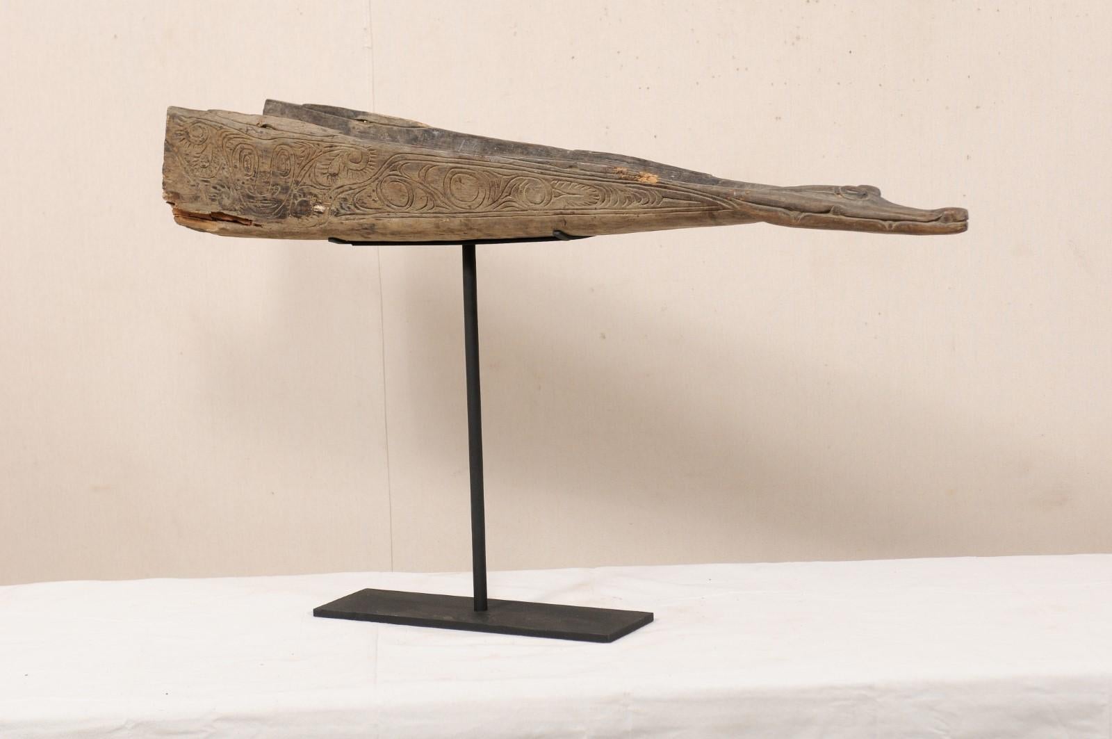 Paire de bateaux en bois sculpté et crocodile en vente 1