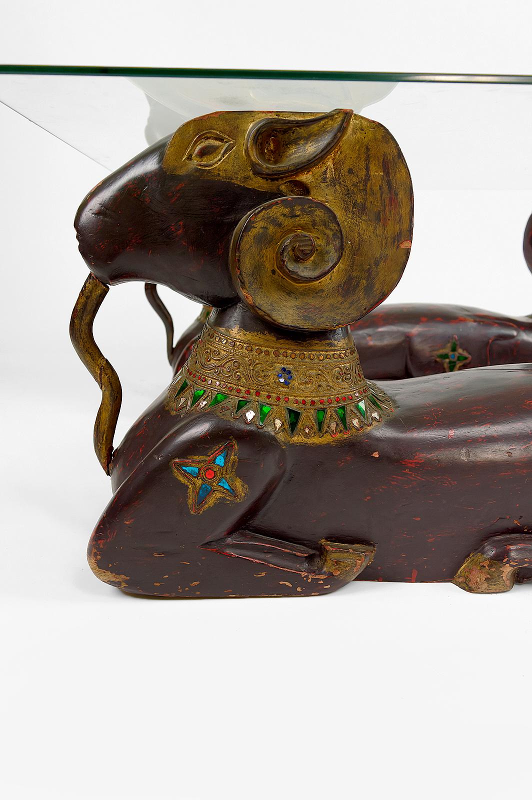 Table basse à double tête de bélier en bois sculpté, Hollywood Regency, datant d'environ 1970 en vente 4
