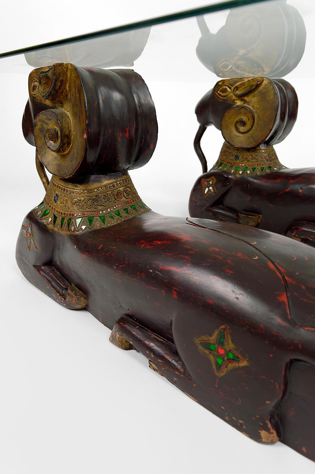 Table basse à double tête de bélier en bois sculpté, Hollywood Regency, datant d'environ 1970 en vente 7