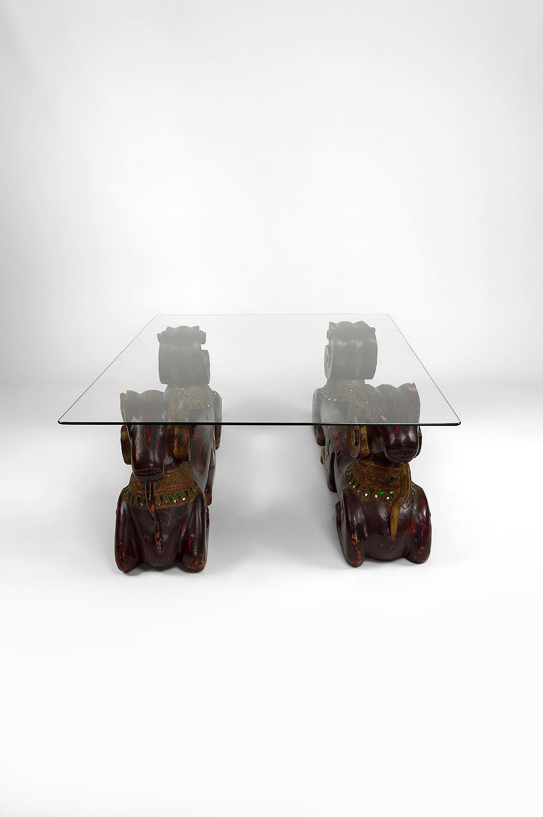 Fin du 20e siècle Table basse à double tête de bélier en bois sculpté, Hollywood Regency, datant d'environ 1970 en vente
